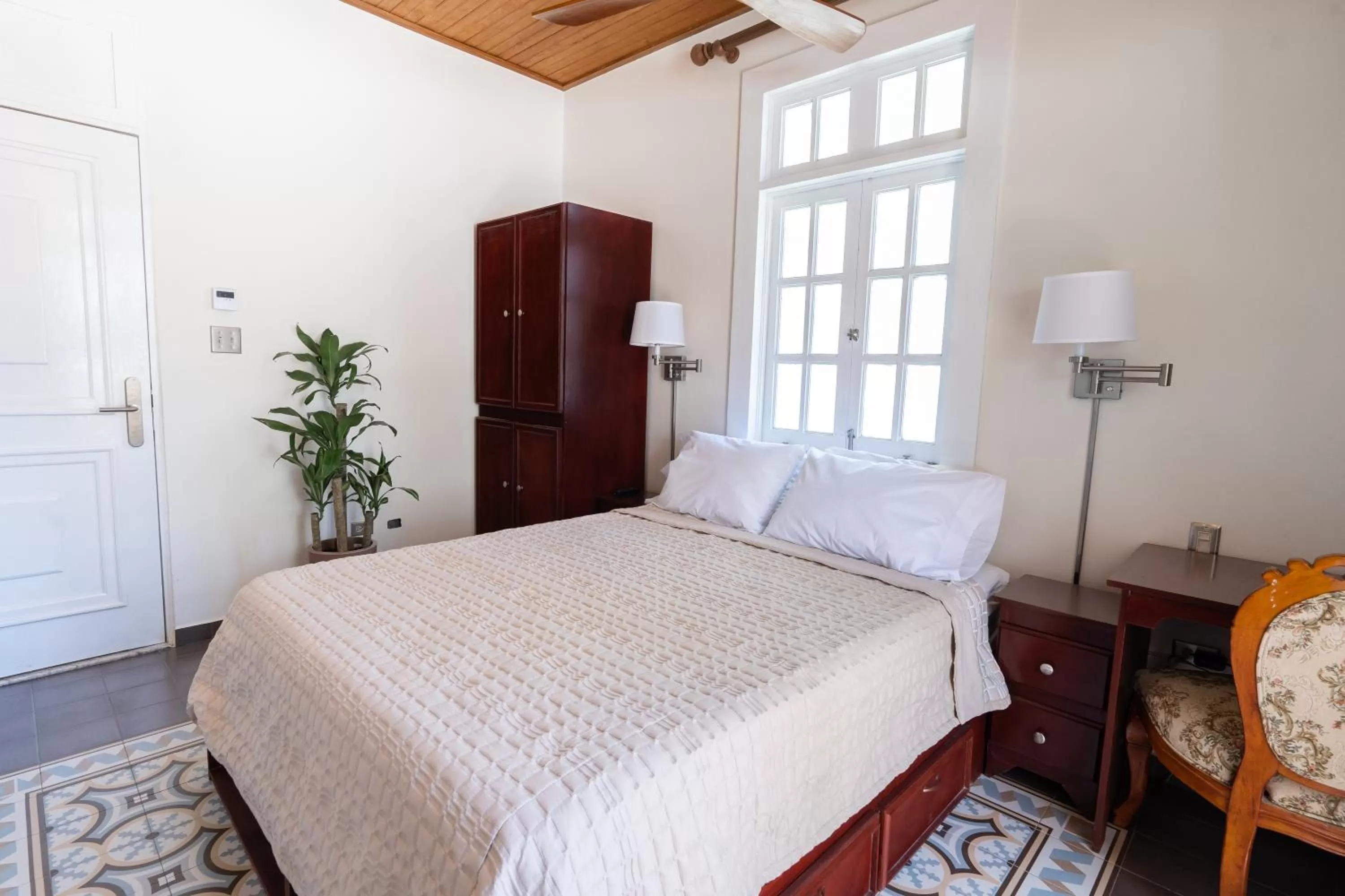 Seating area, Bed in Casa Wilson Inn