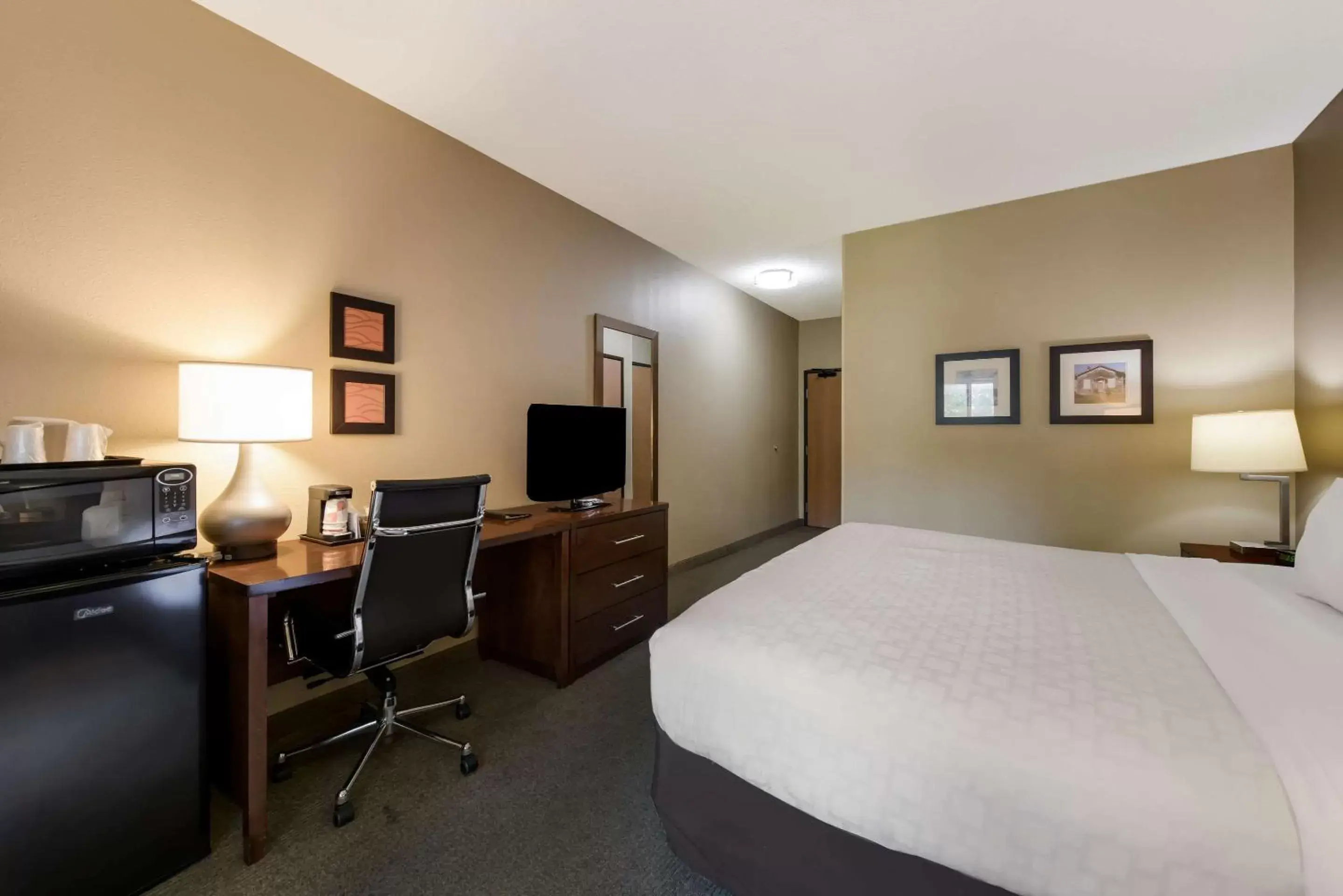 Bedroom, TV/Entertainment Center in Comfort Inn East Wichita