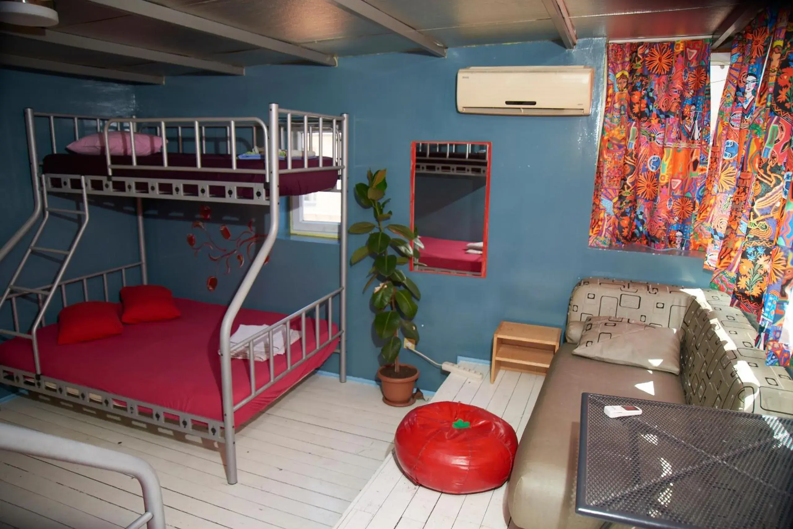 bunk bed in Chillout Lya Hostel & Bar