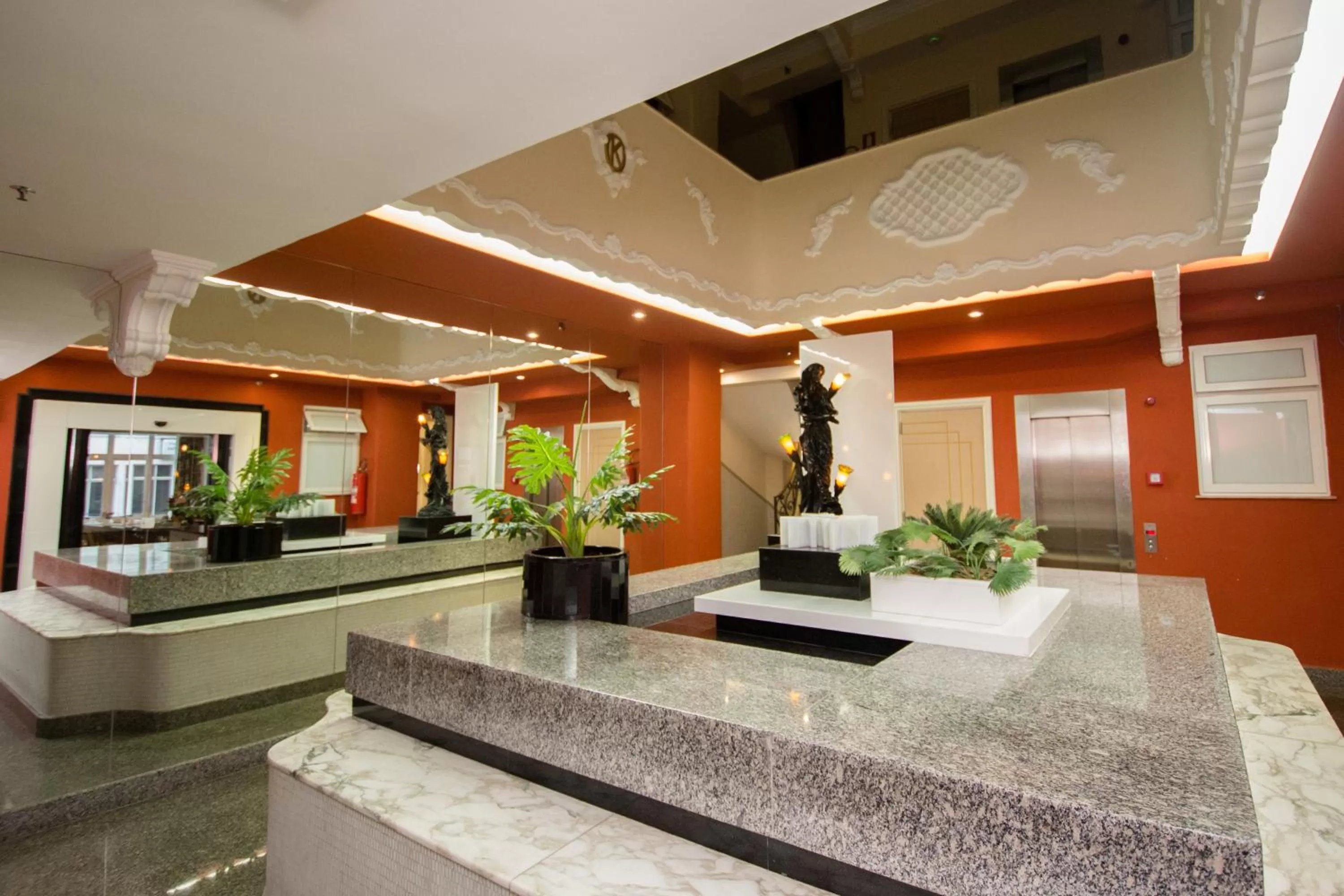 Restaurant/places to eat in Hotel OK