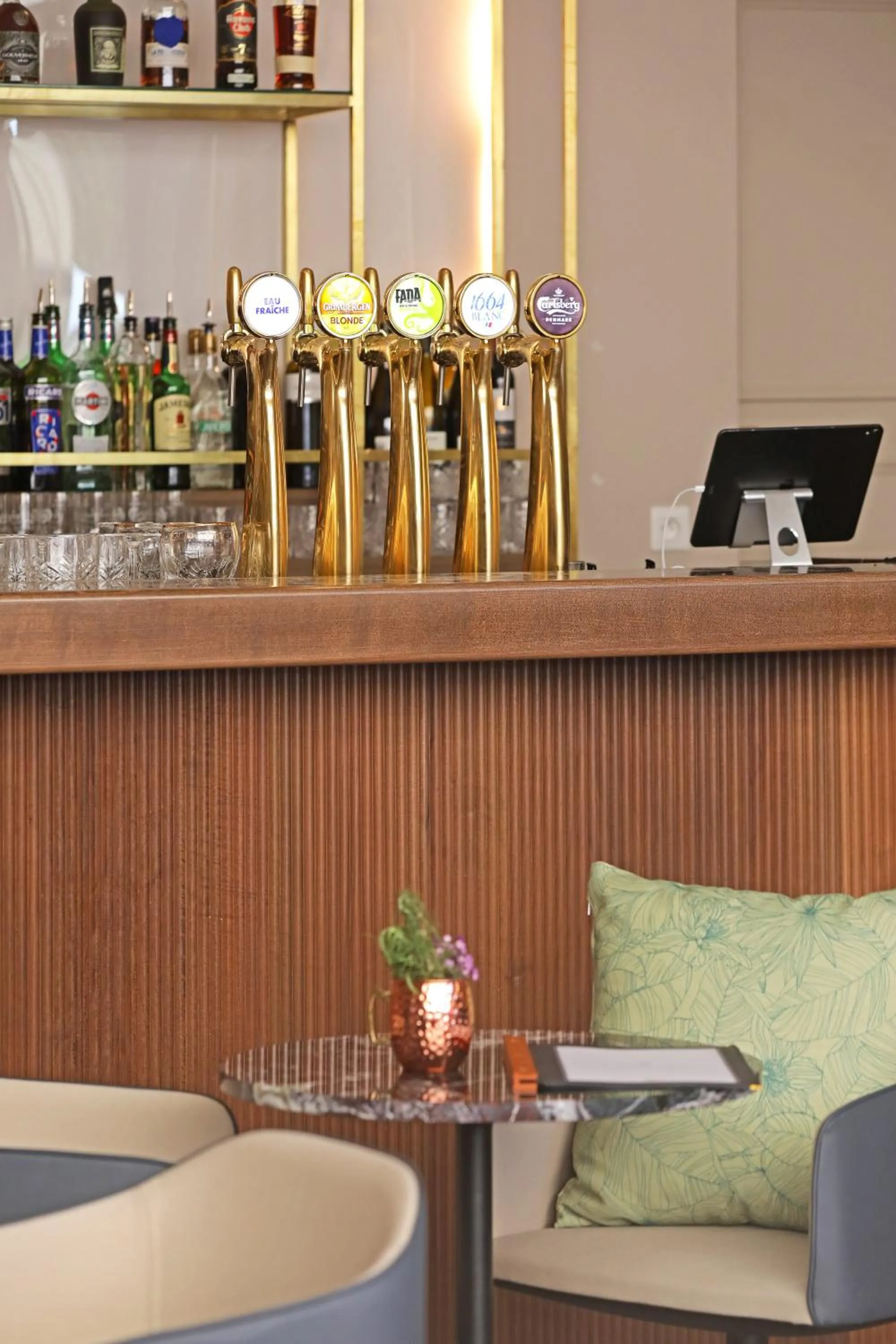 Lounge or bar in Negrecoste Hôtel & Spa