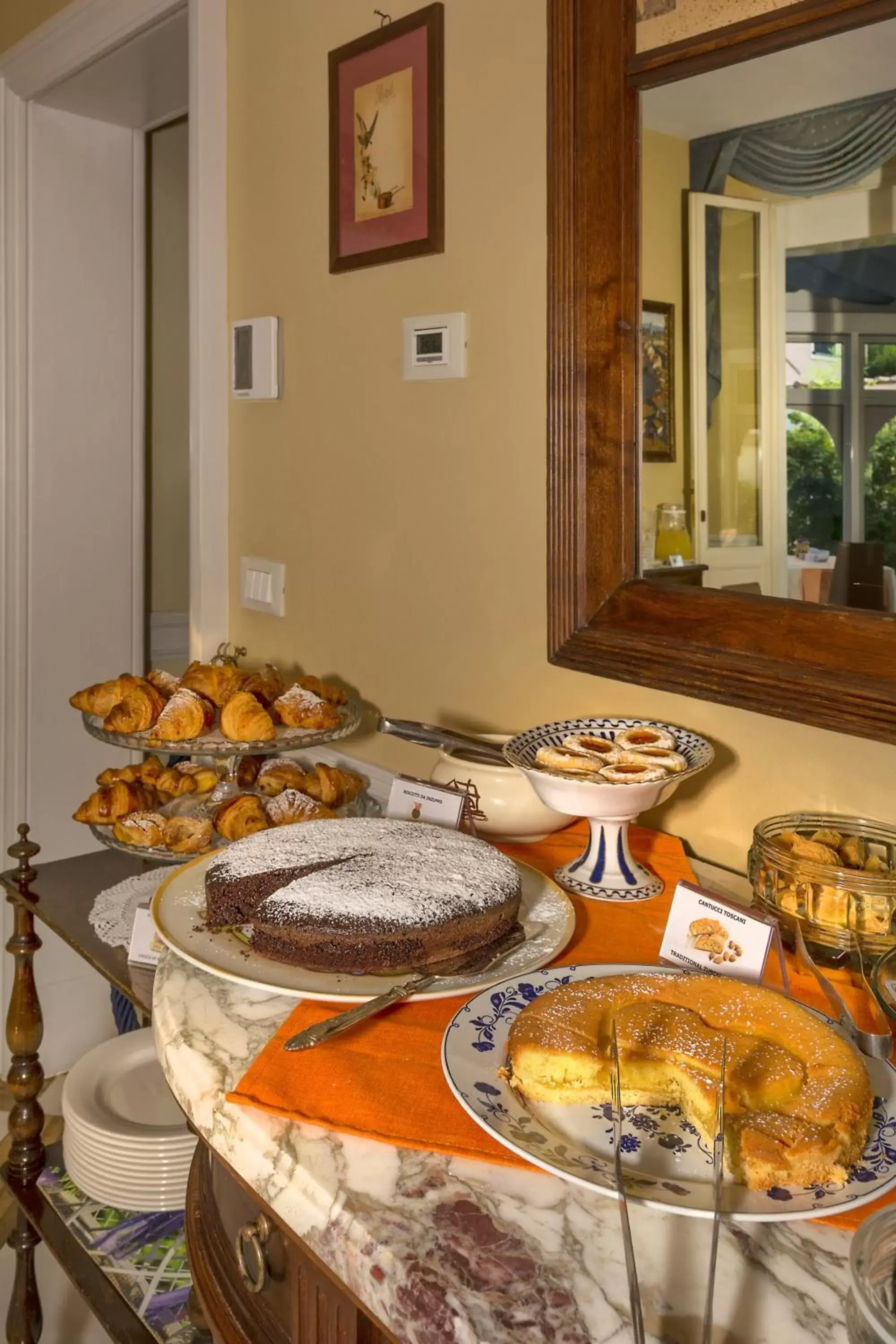 Buffet breakfast in Lucca in Azzurro Maison de Charme