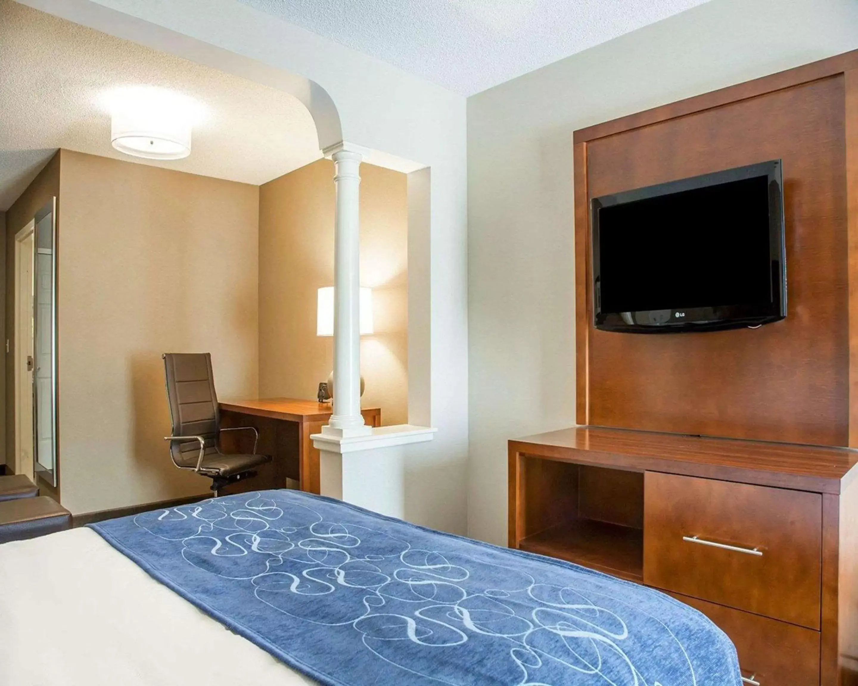Bedroom, TV/Entertainment Center in Comfort Suites West Warwick - Providence