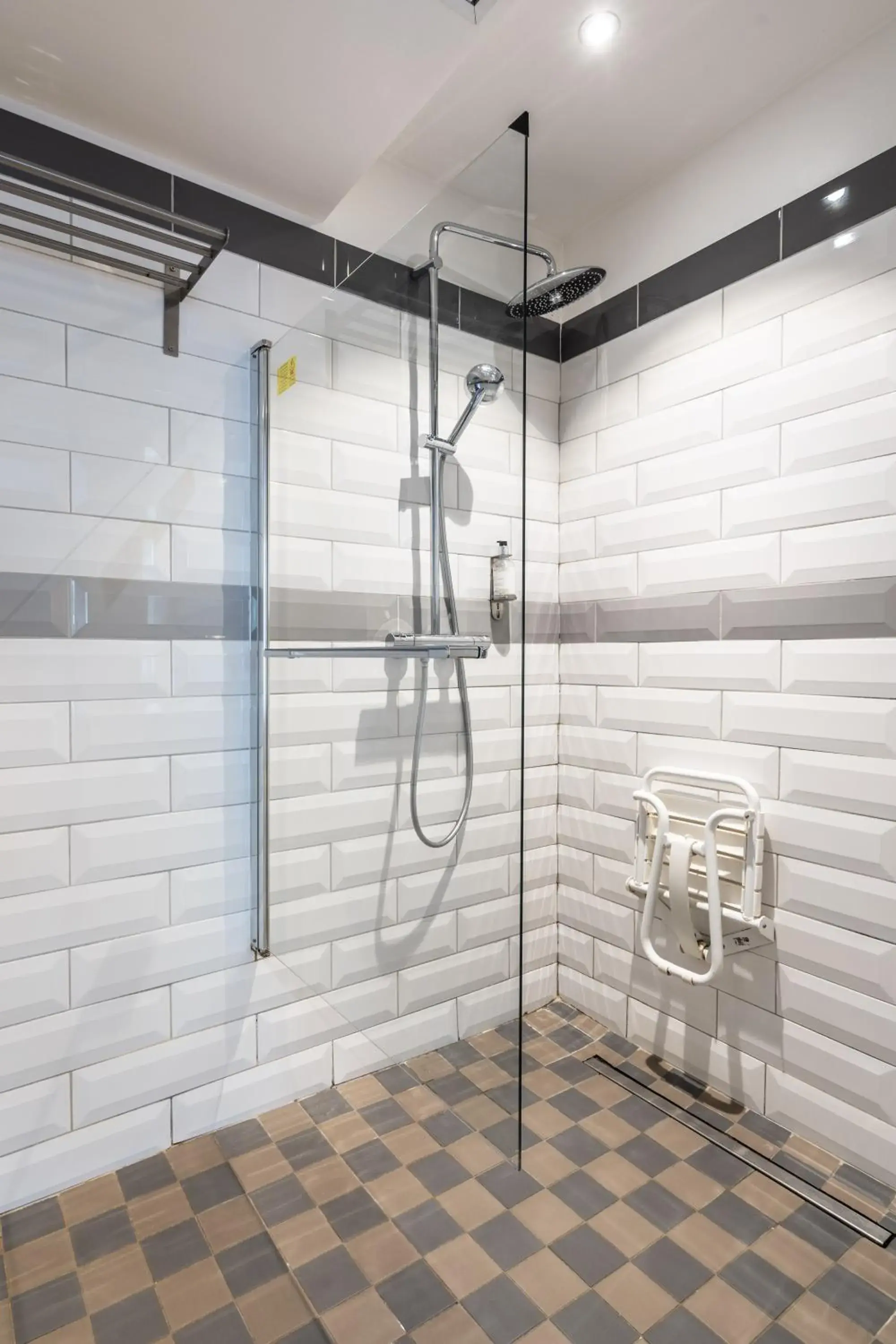 Shower, Bathroom in District Republique