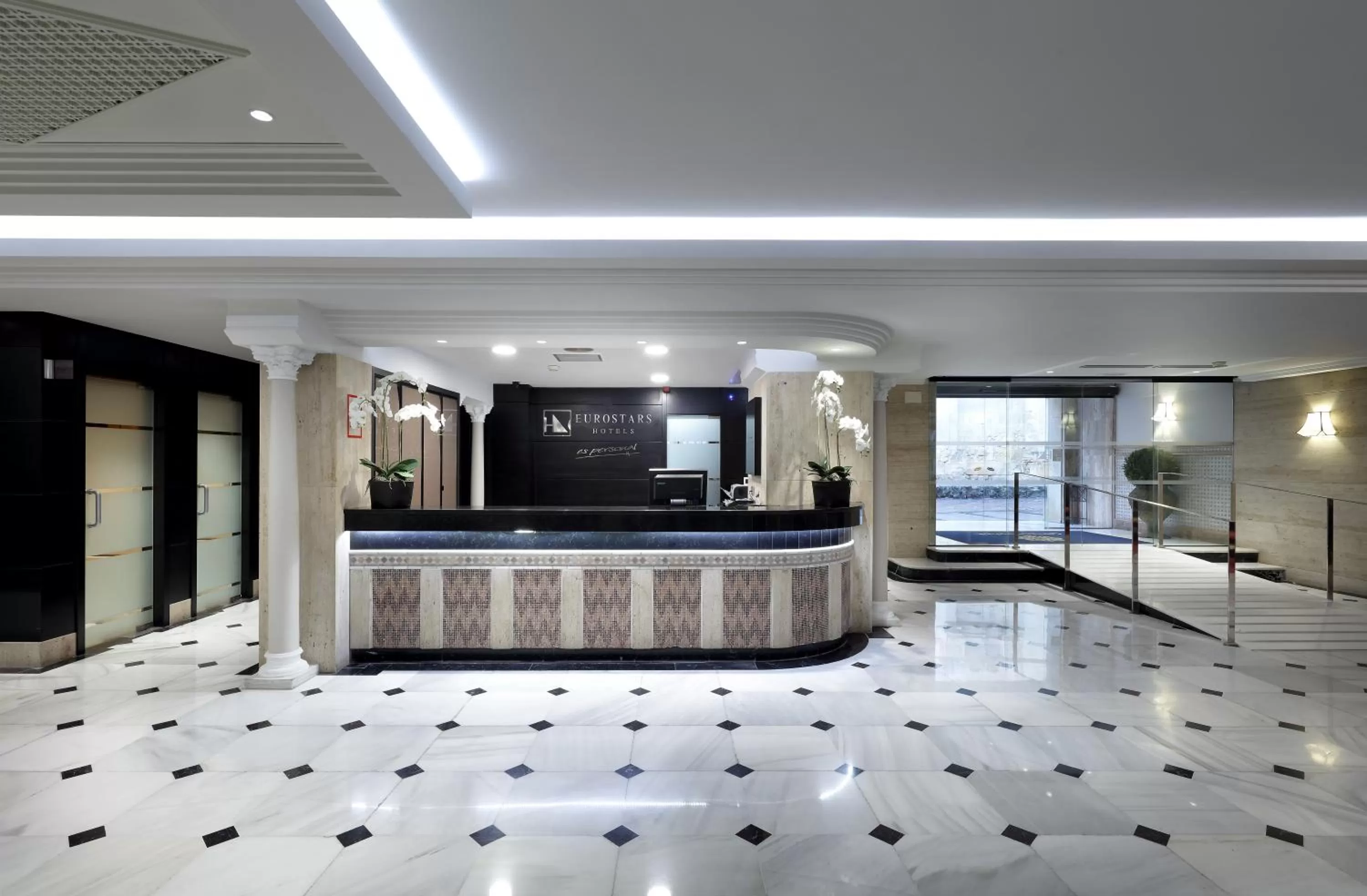 Lobby or reception in Eurostars Conquistador
