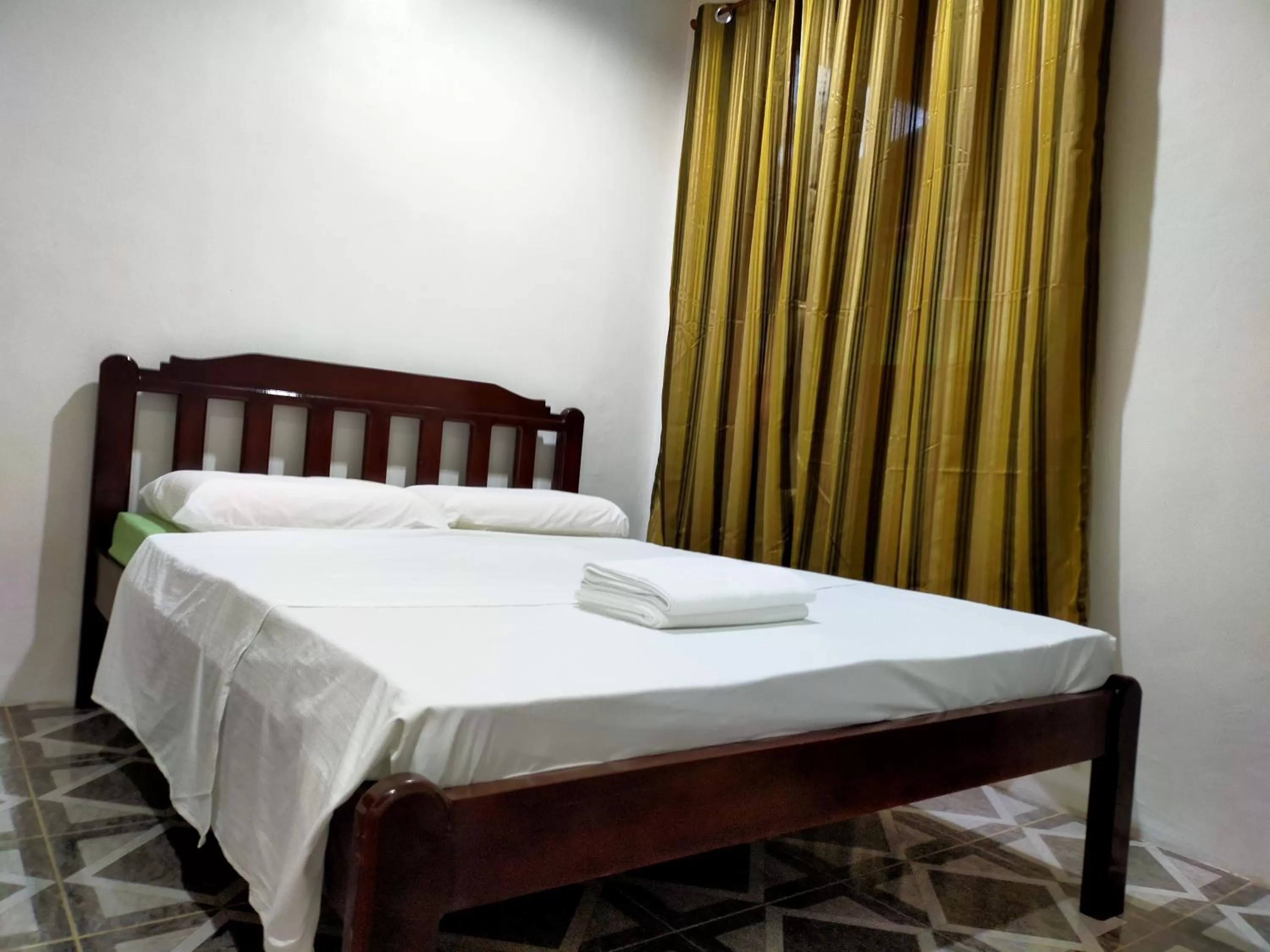 Bed in Pacifico Seaside Lodge