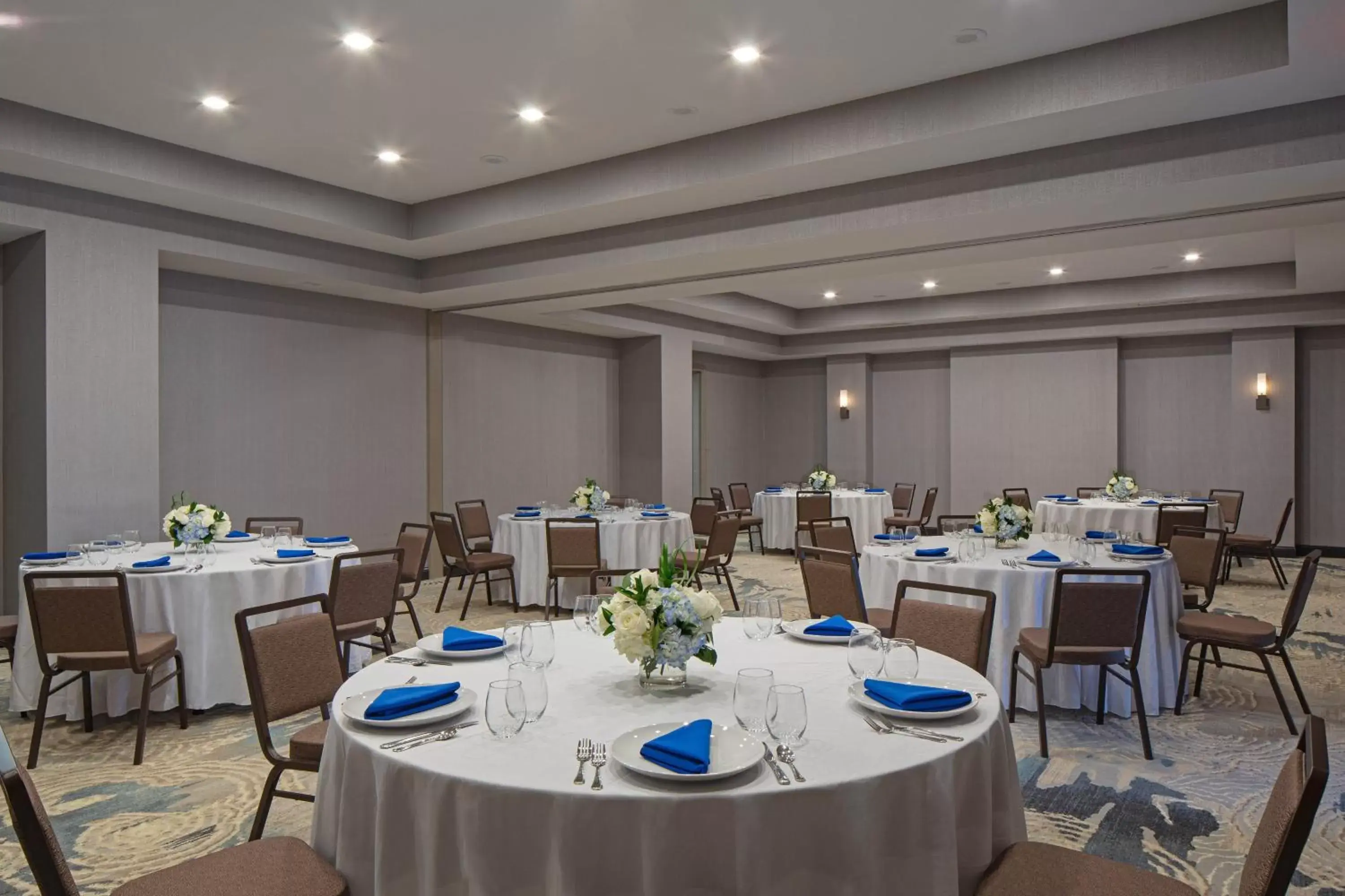 Meeting/conference room, Restaurant/Places to Eat in Sheraton Suites Columbus Worthington