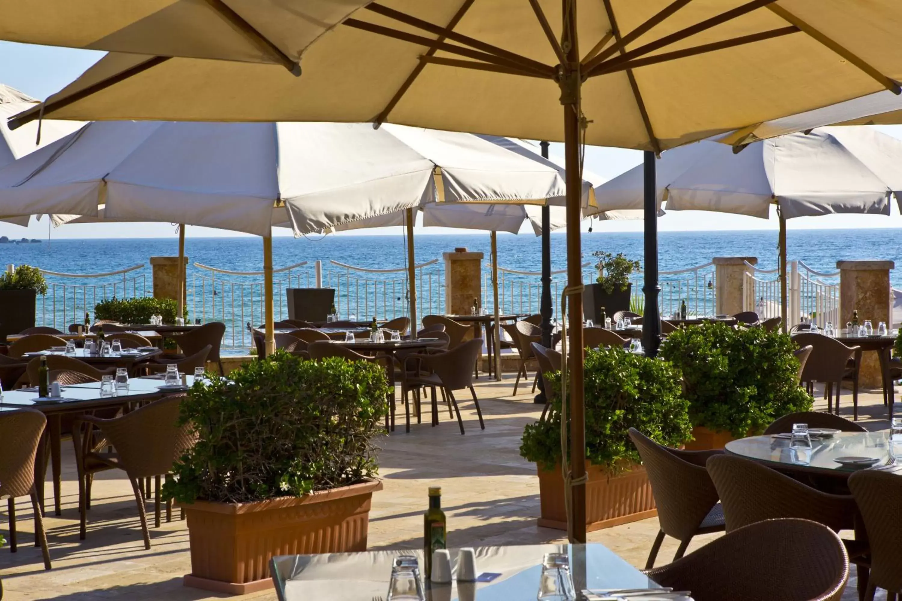 Lounge or bar, Restaurant/Places to Eat in Radisson Blu Resort & Spa, Malta Golden Sands