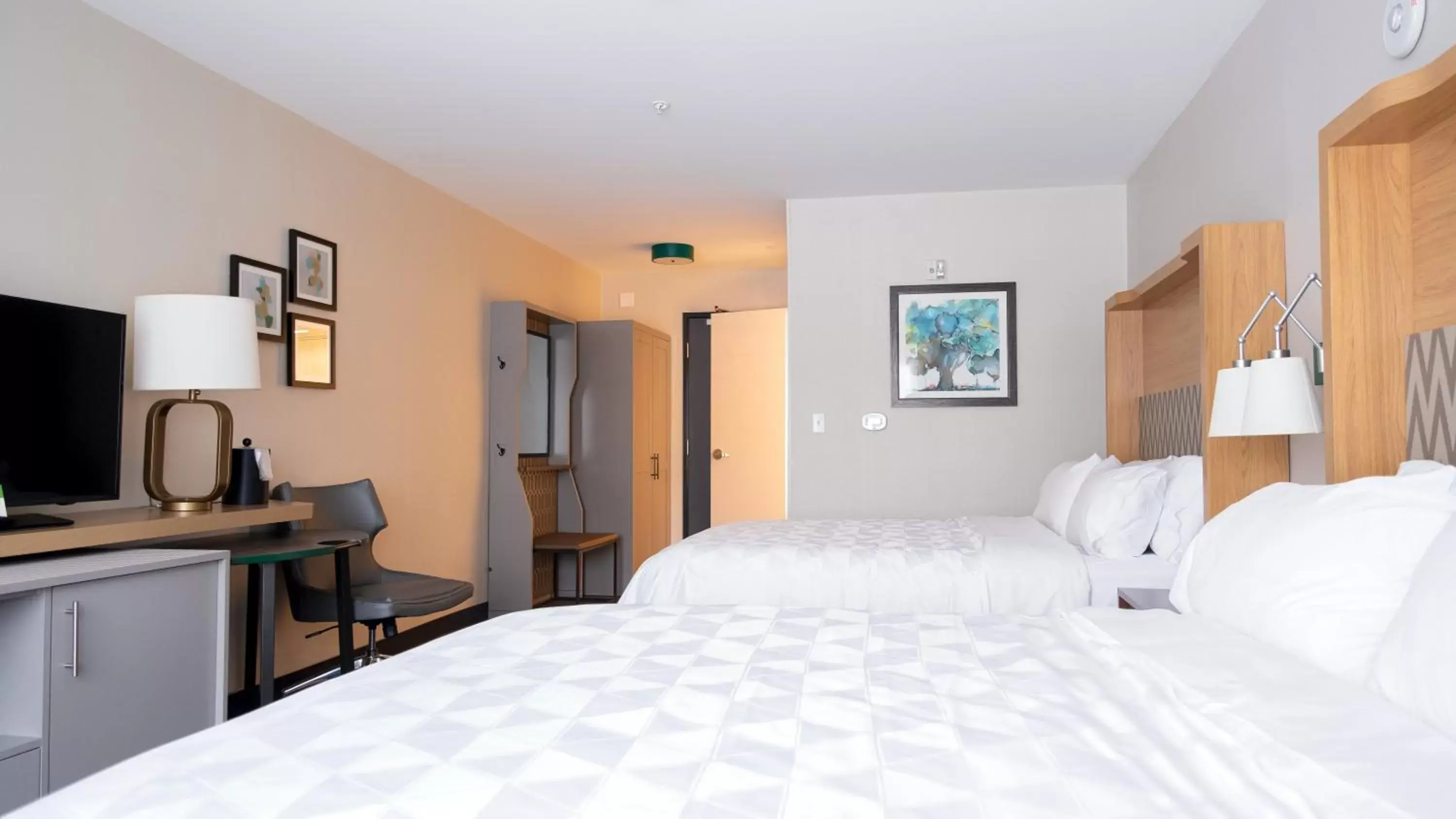 Photo of the whole room, Bed in Holiday Inn & Suites Philadelphia W - Drexel Hill, an IHG Hotel