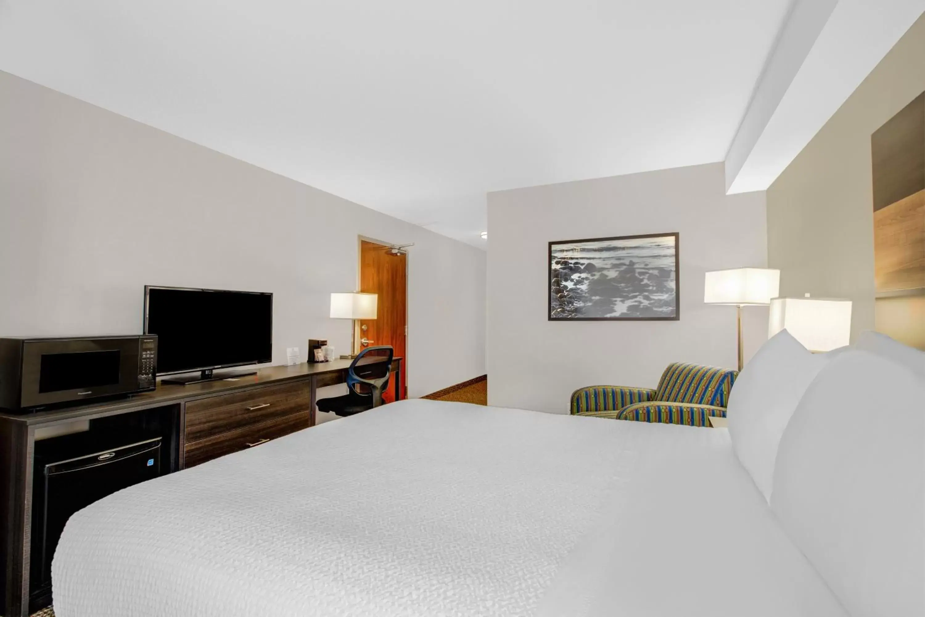 Bed in Days Inn & Suites by Wyndham Lindsay