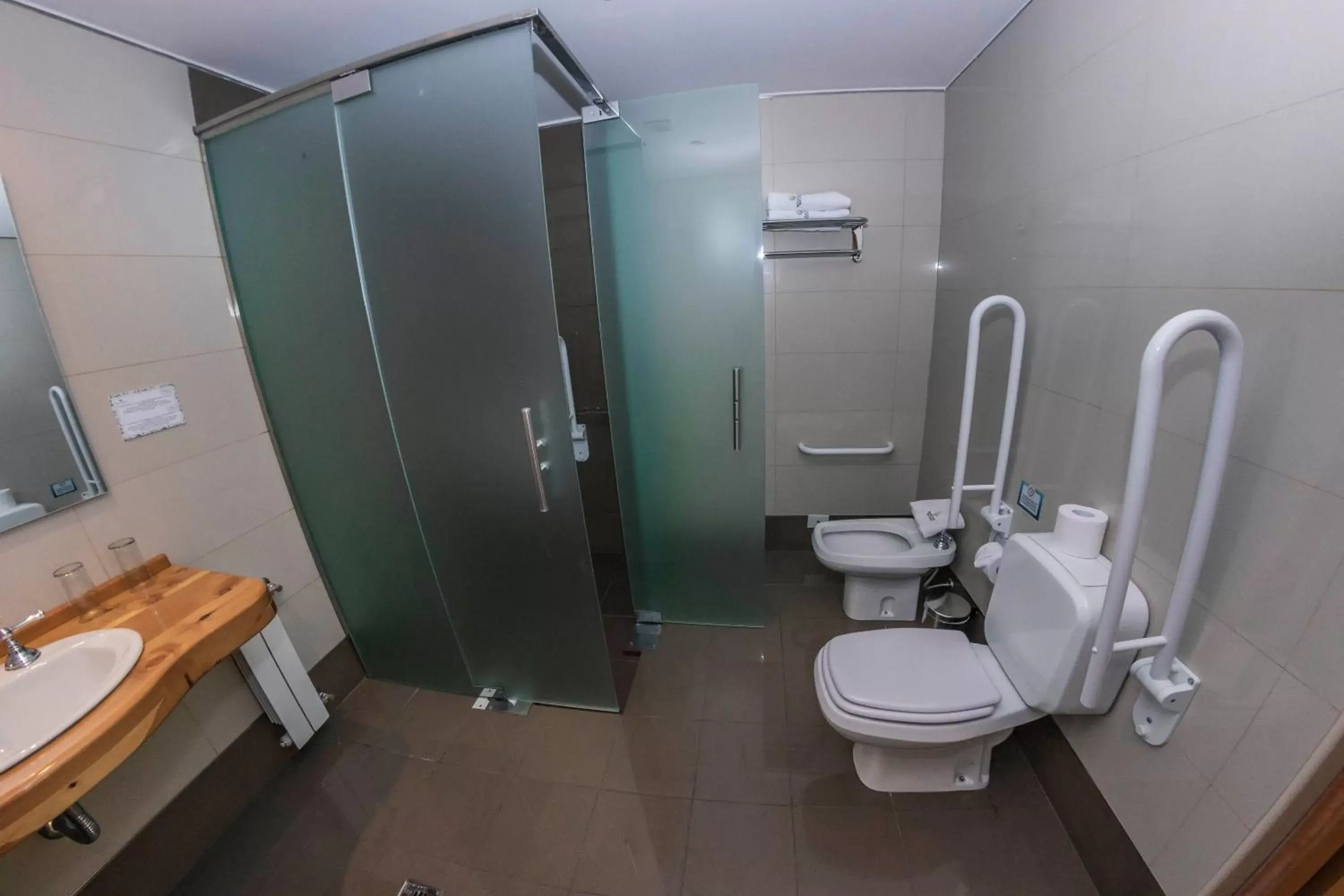 Facility for disabled guests, Bathroom in Ruca Kuyen Golf & Resort