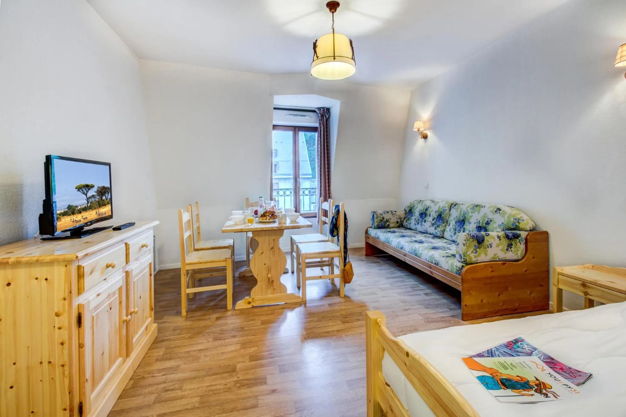 Living room, Bed in Vacancéole - Résidence Illixon