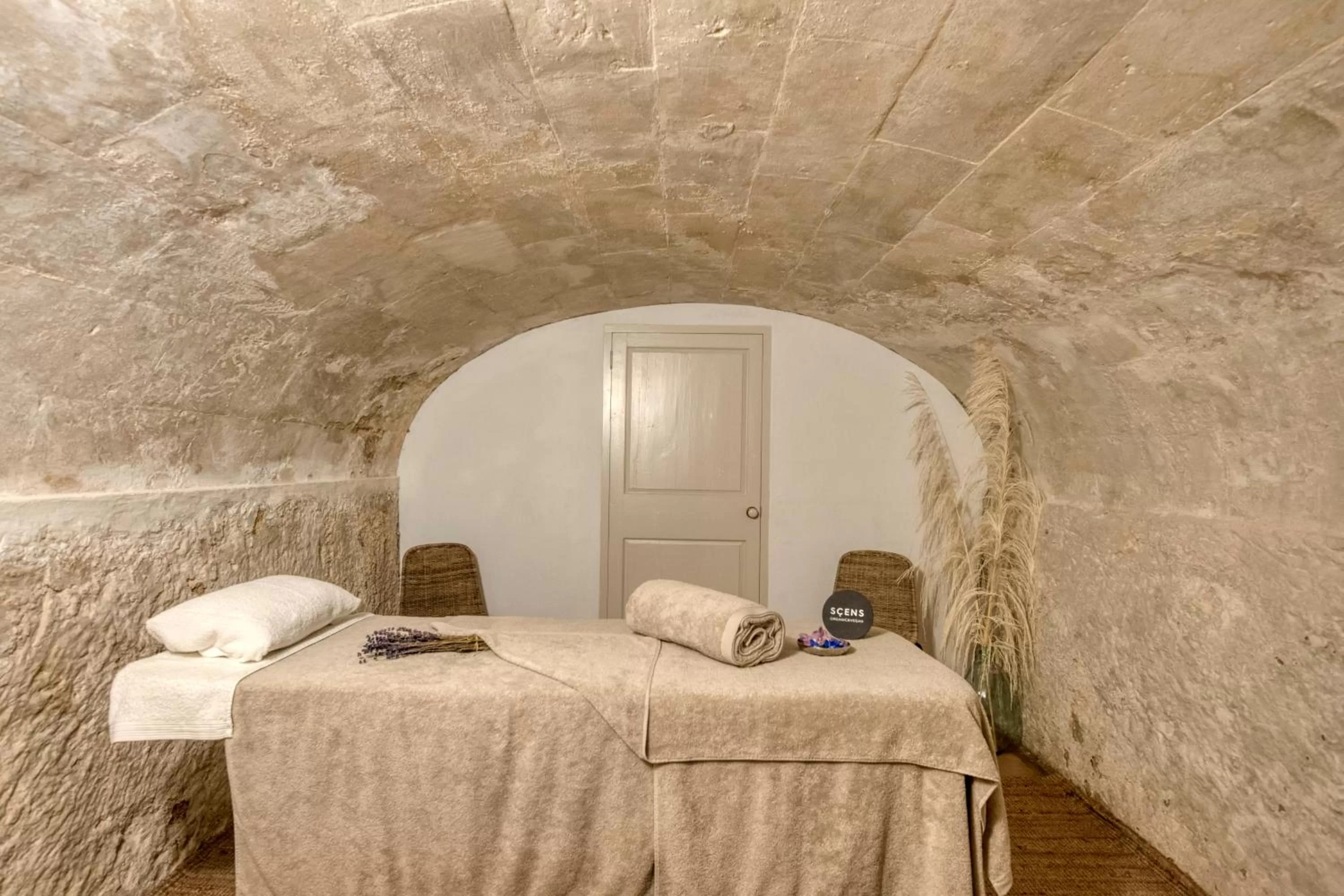 Massage, Bed in Can Alberti 1740 Boutique Hotel