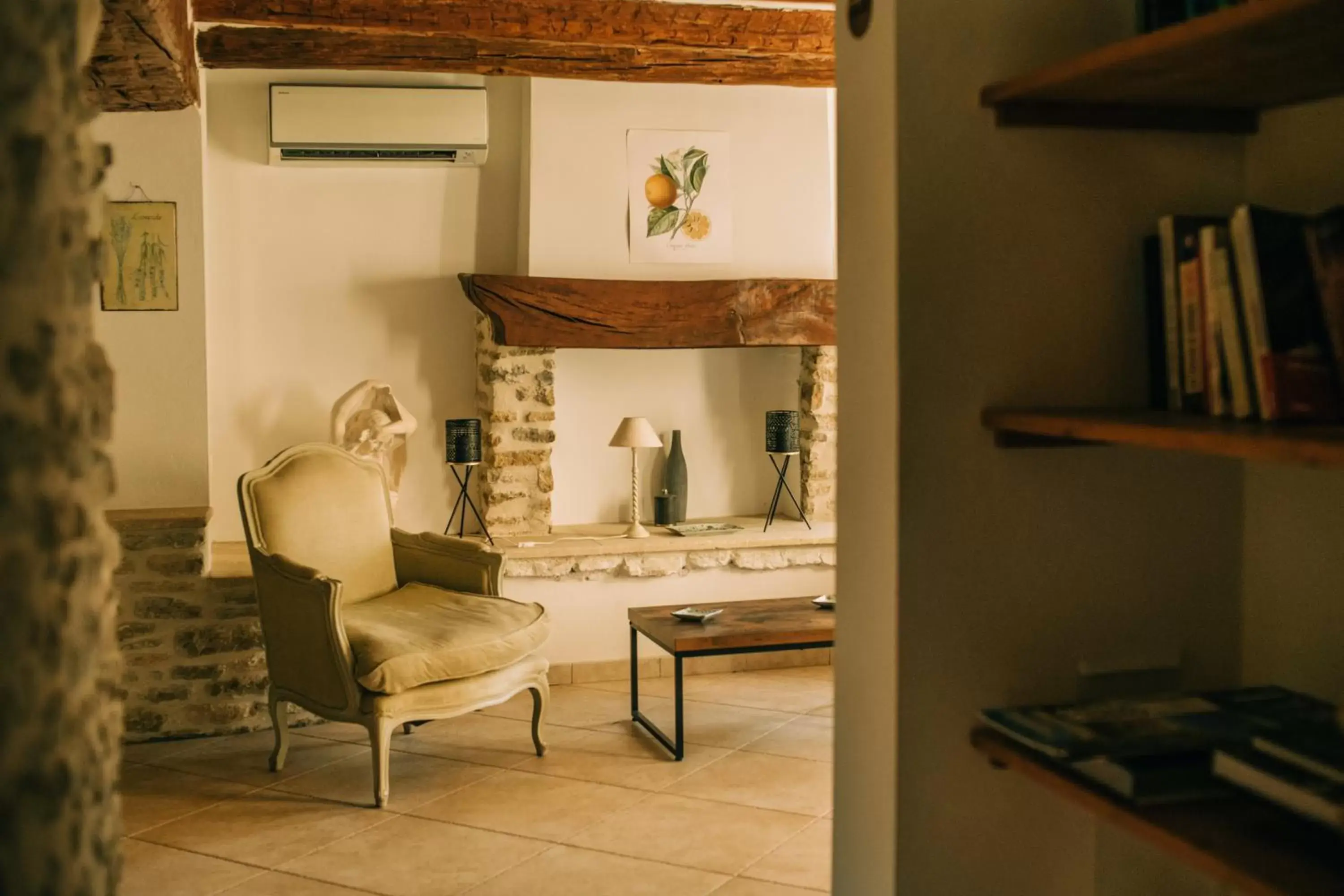 Living room, Kitchen/Kitchenette in Le Clos Saint Michel & Spa