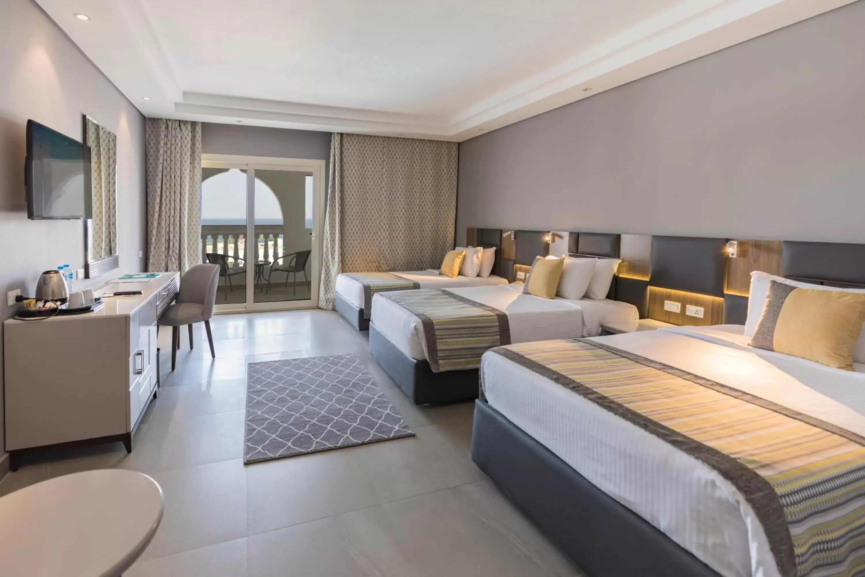 Balcony/Terrace, Bed in Sunrise Diamond Beach Resort -Grand Select