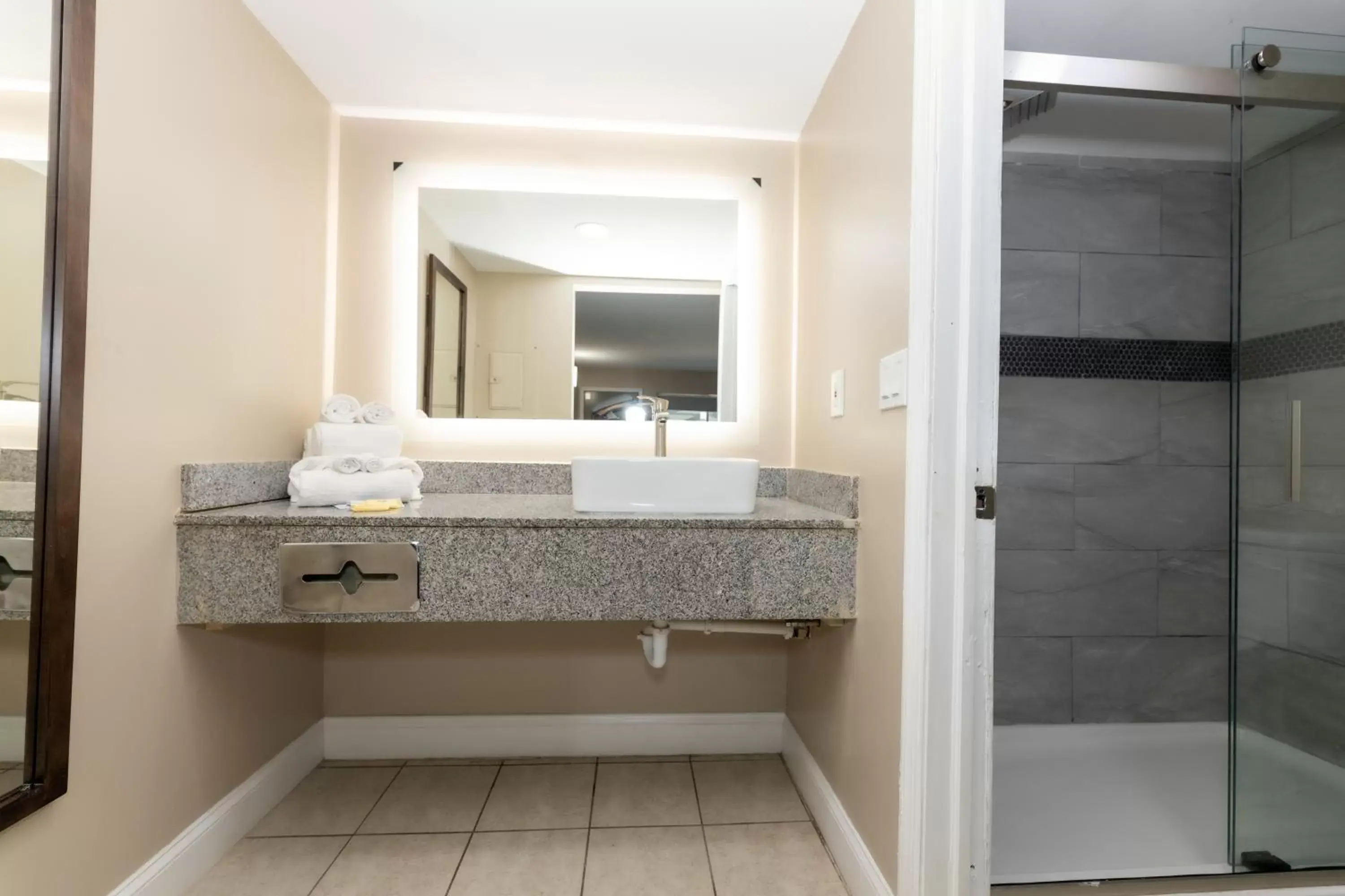 Bathroom in Seaside Sands Inn