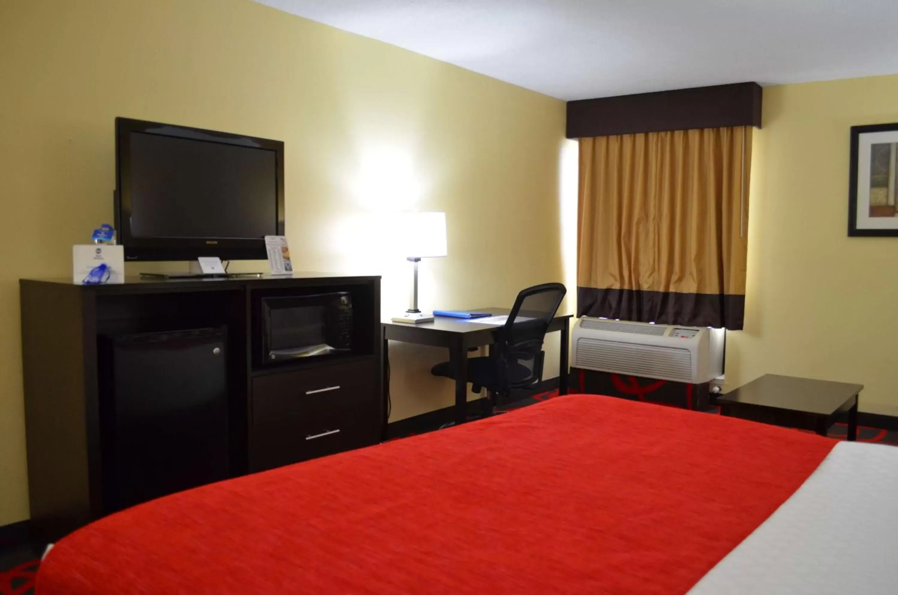 Bedroom, TV/Entertainment Center in Best Western Classic Inn