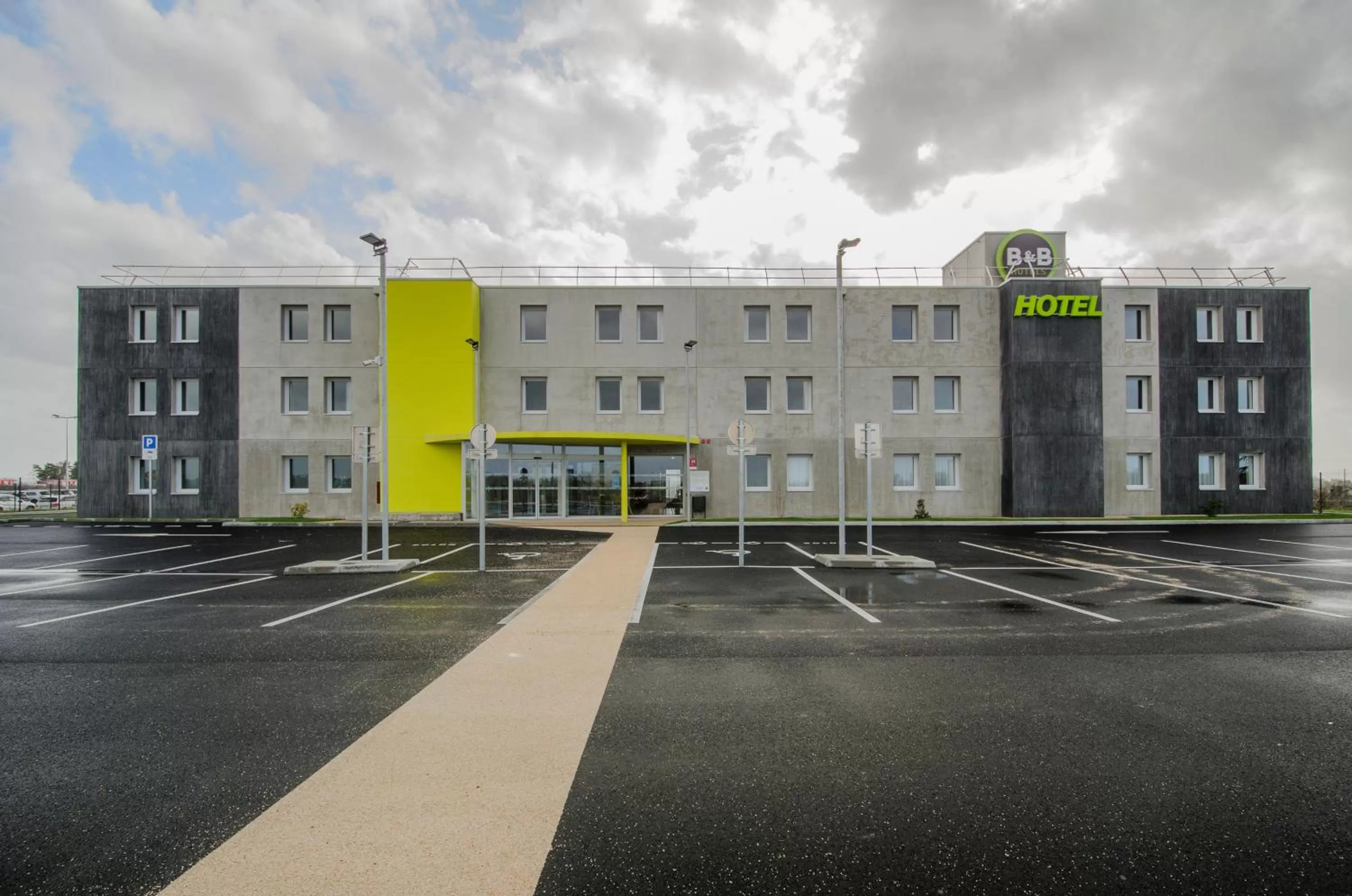 Property building in B&B HOTEL Montargis-Amilly