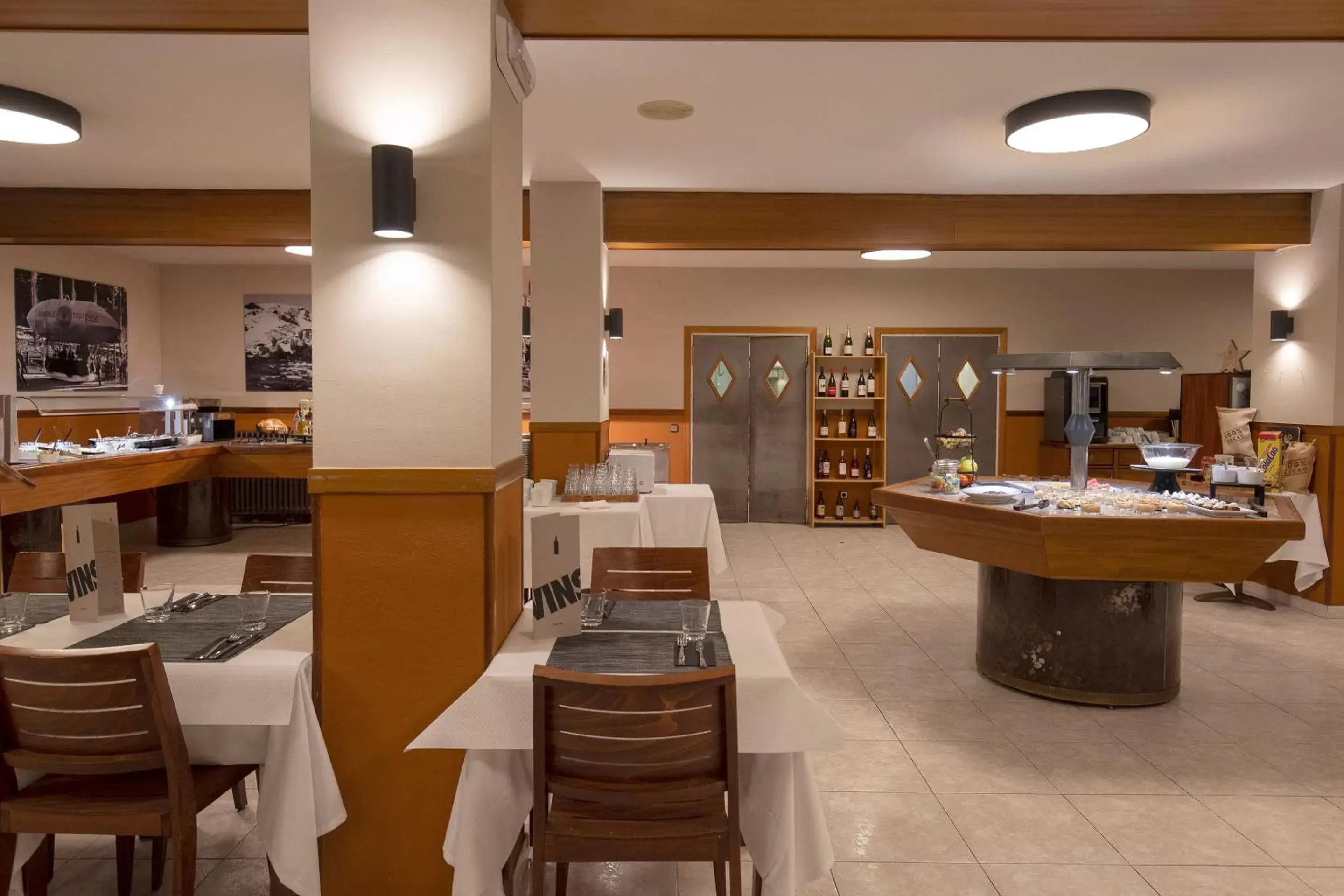 Restaurant/Places to Eat in Hotel Encamp