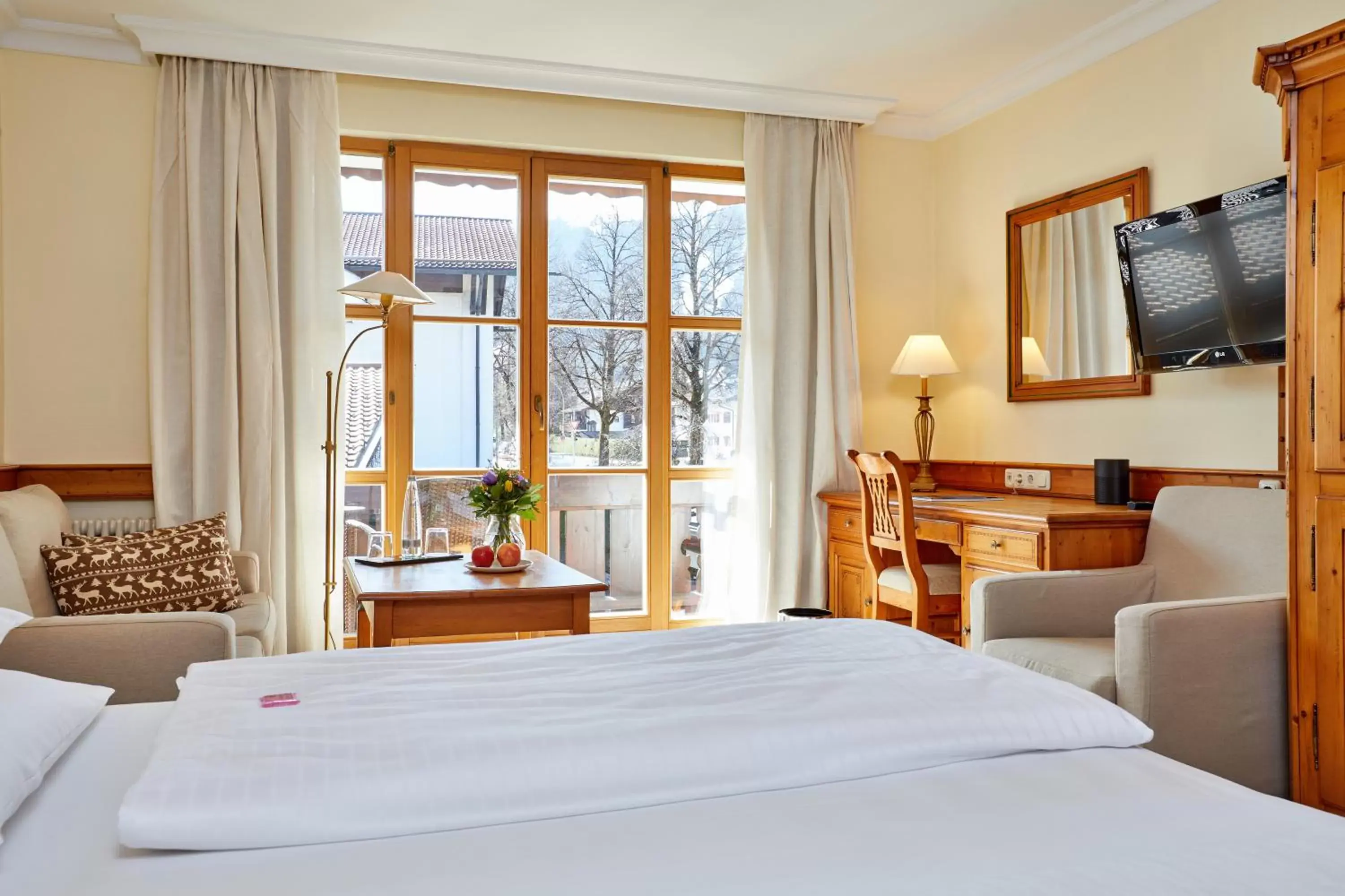 Photo of the whole room, Bed in Hotel Zugspitze