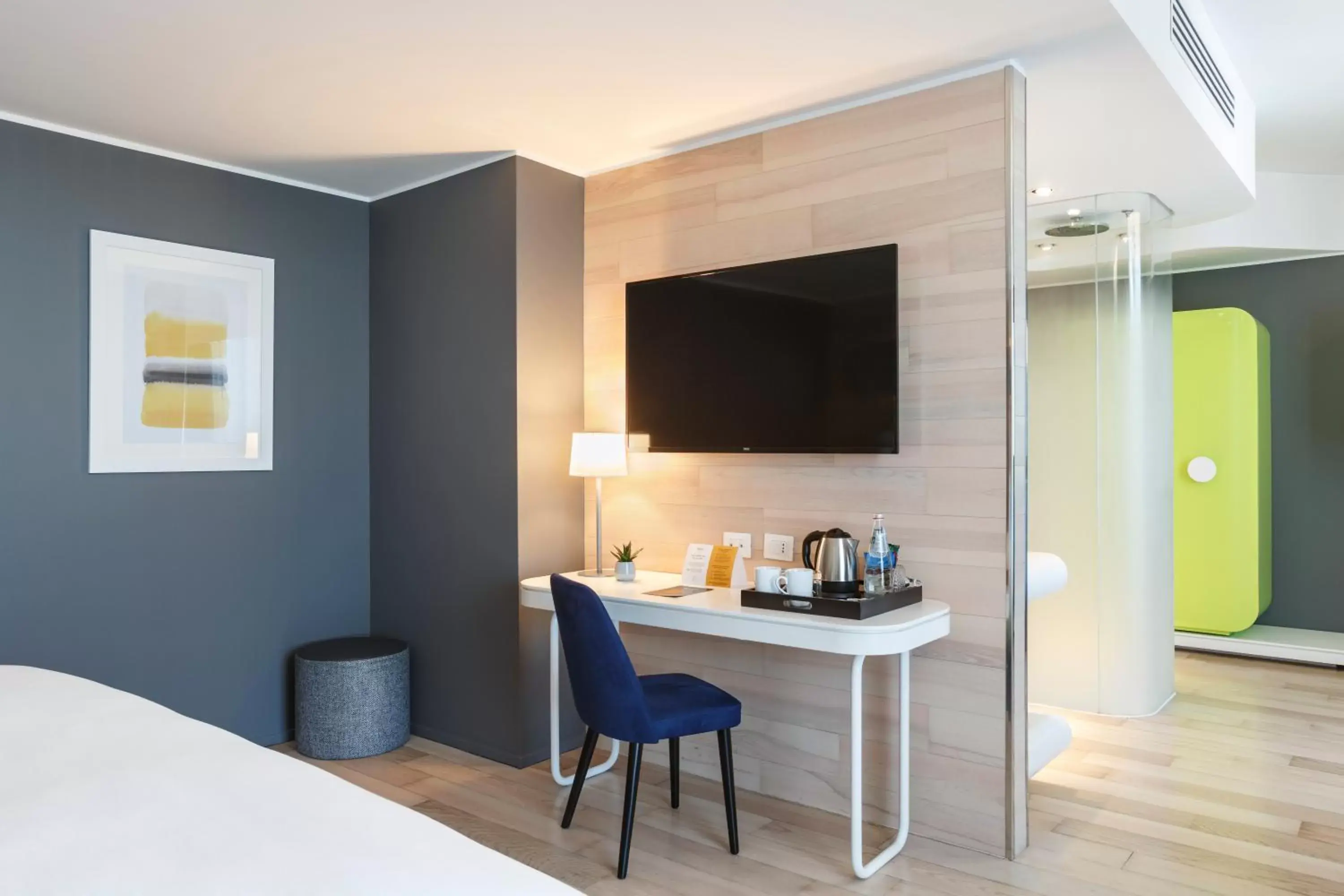 Bedroom, TV/Entertainment Center in voco Milan-Fiere, an IHG Hotel