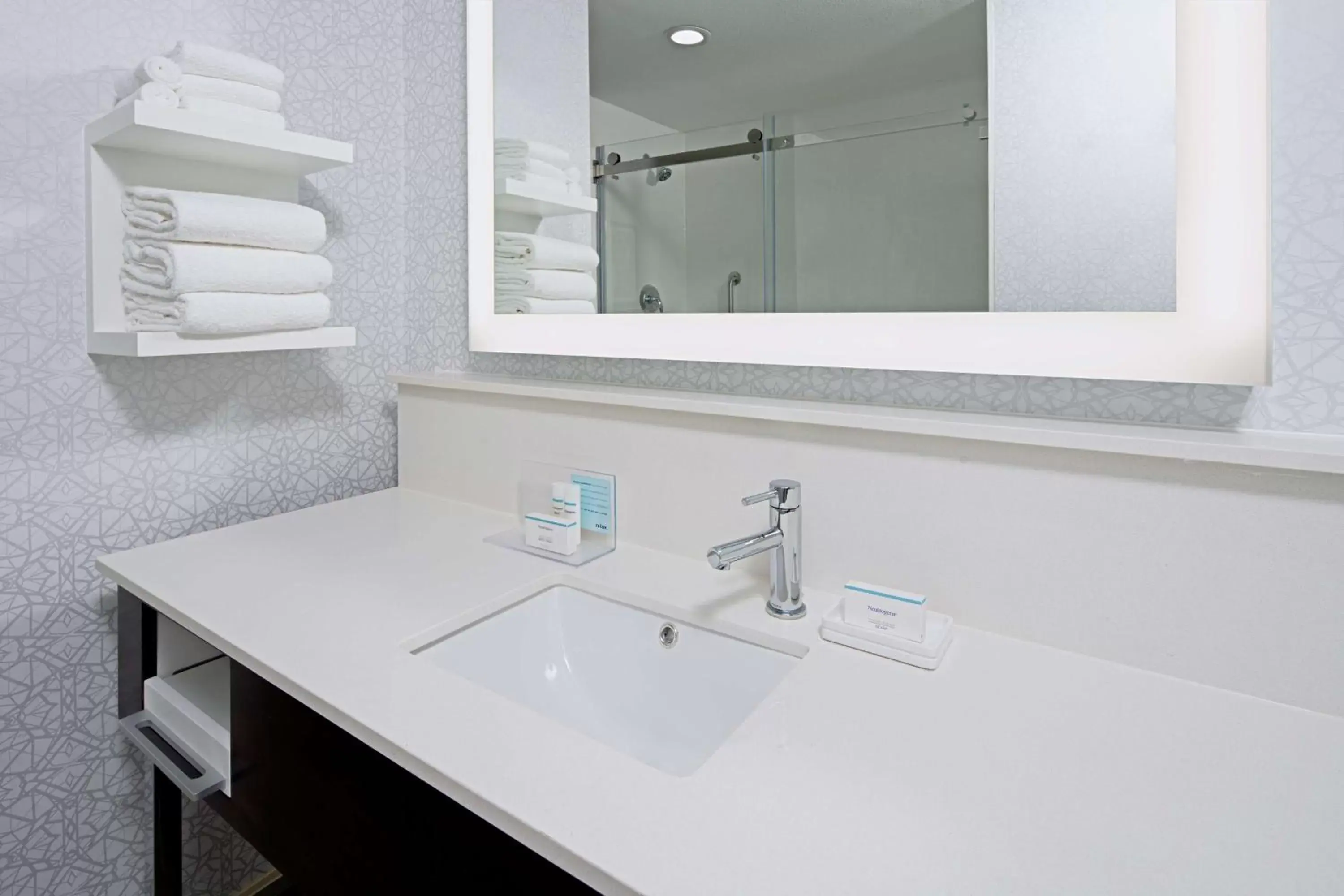 Bathroom in Hampton Inn & Suites Gilroy, Ca