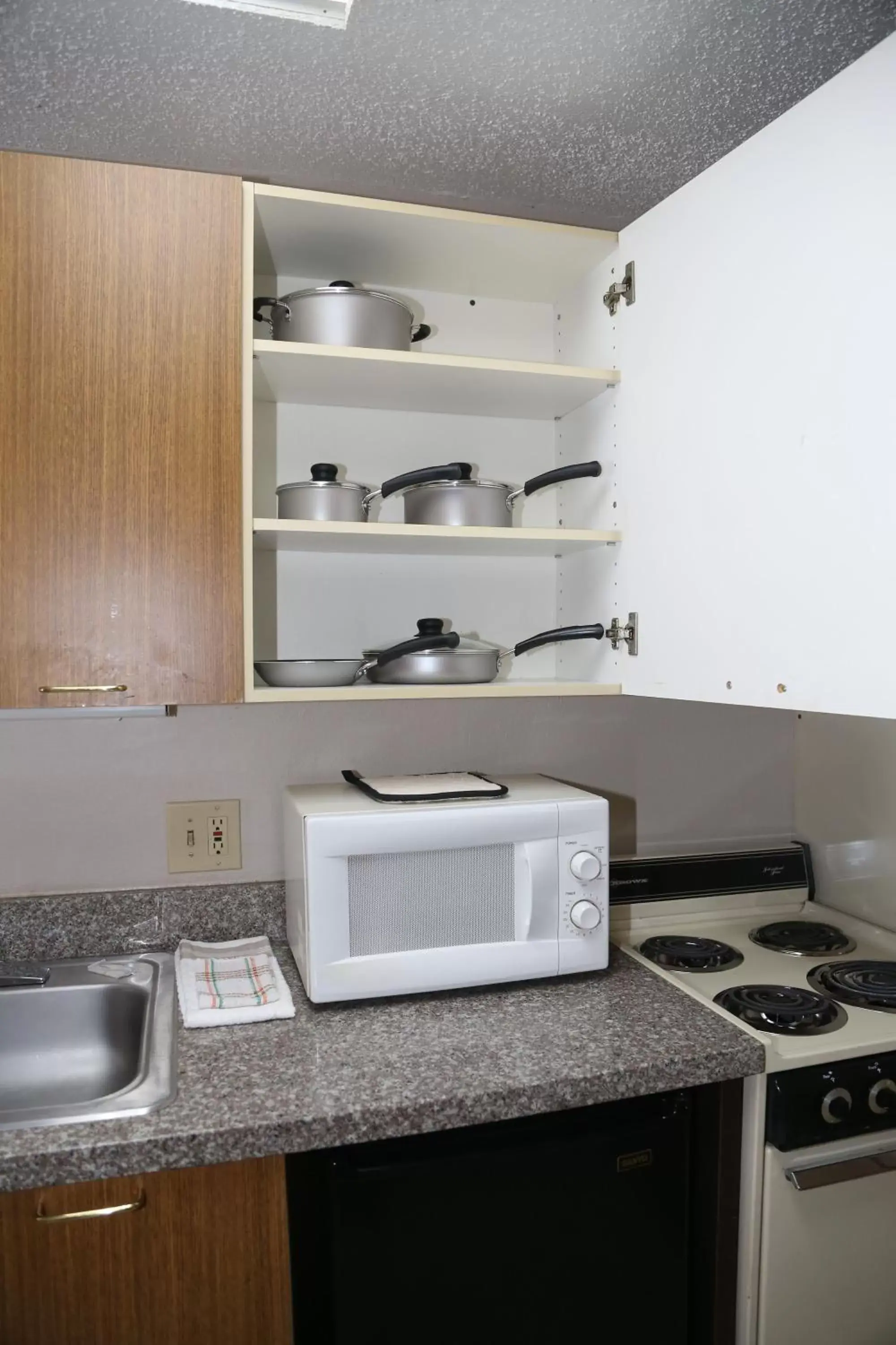 minibar, Kitchen/Kitchenette in The Lodge at Chalk Hill