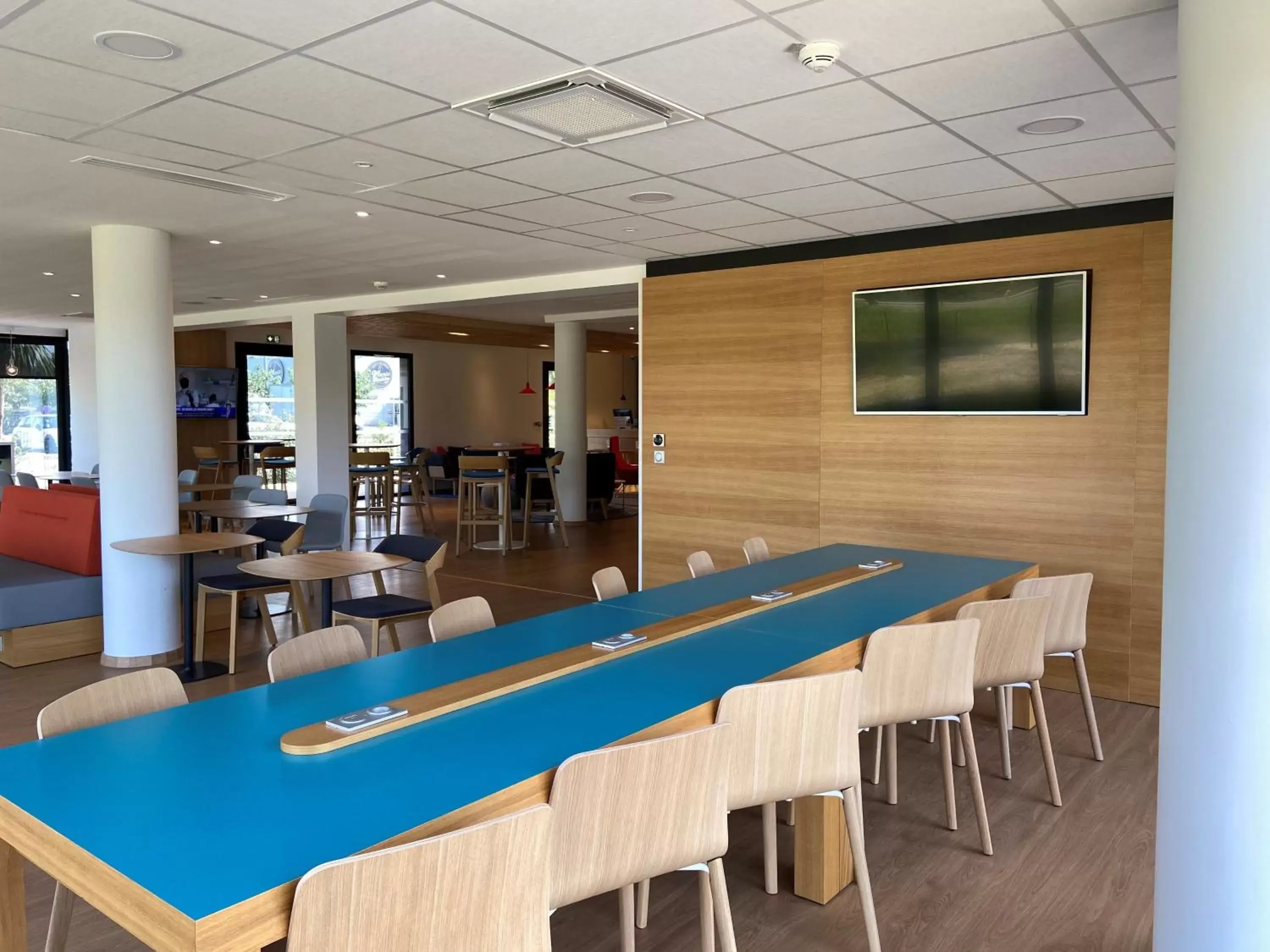 Meeting/conference room in Holiday Inn Express - Arcachon - La Teste, an IHG Hotel