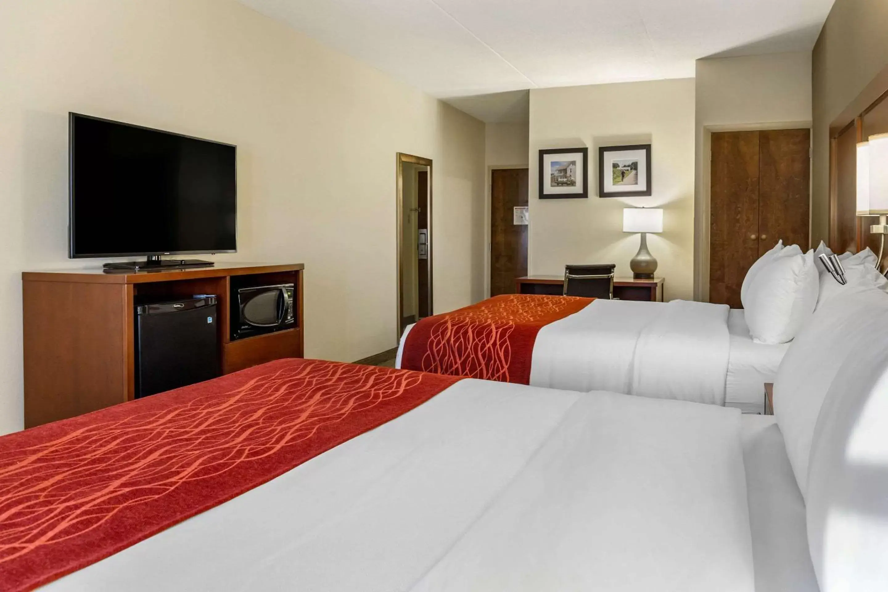 Photo of the whole room, Bed in Comfort Inn Lancaster at Rockvale Photo of the whole room, Bed in Comfort Inn Lancaster at Rockvale