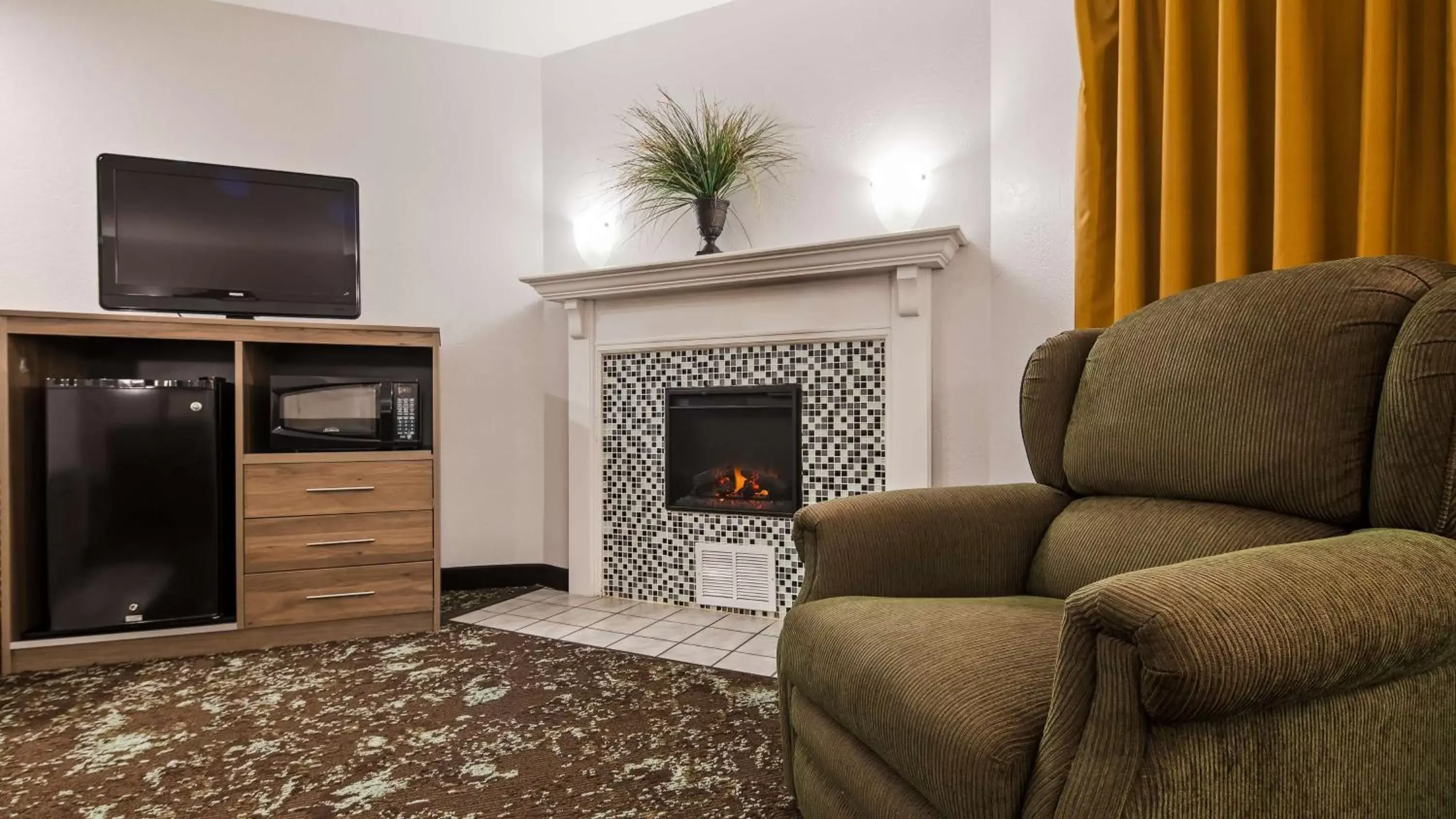 Photo of the whole room, Seating Area in SureStay Hotel by Best Western Cedar Rapids