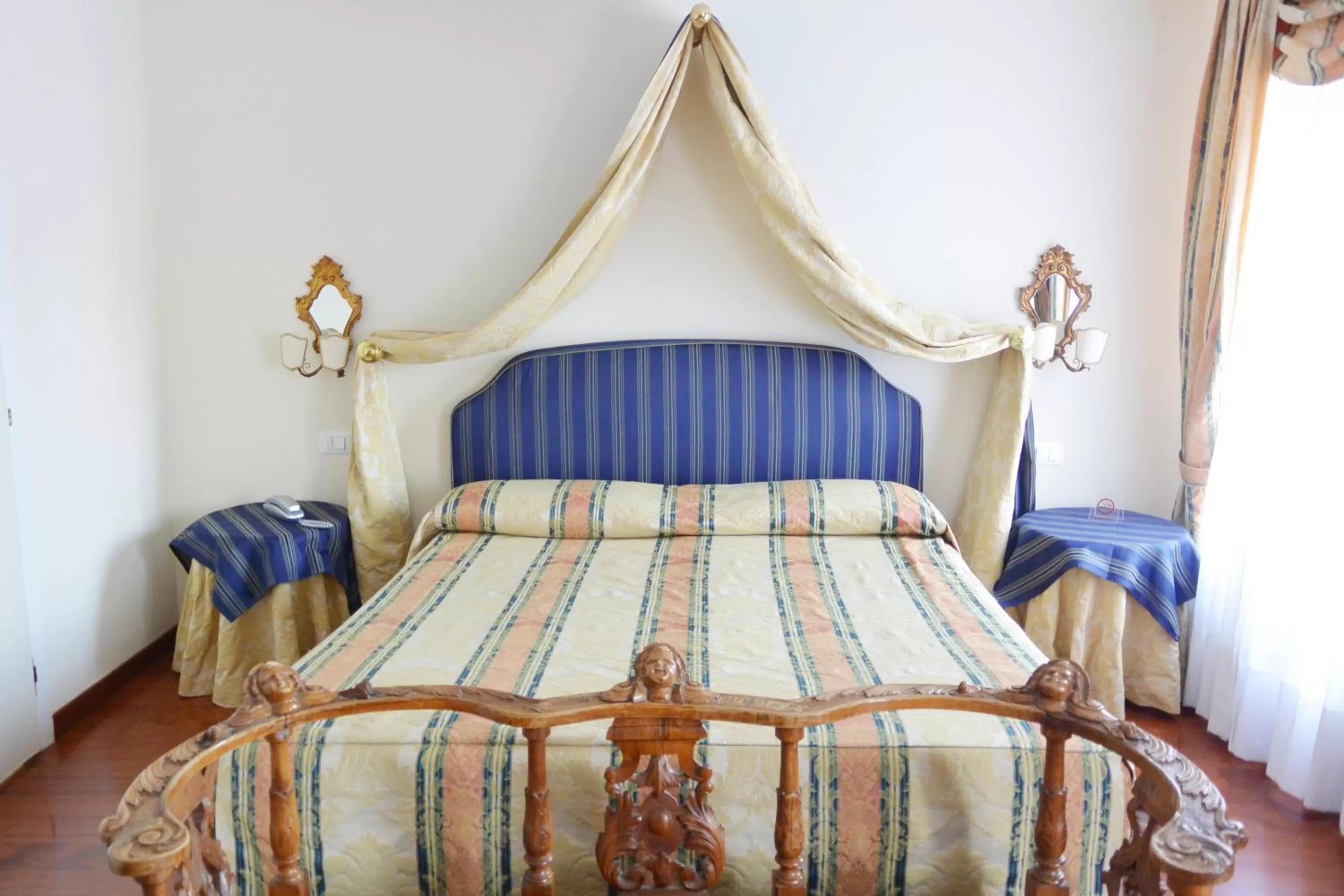 Photo of the whole room, Bed in Hotel San Zulian