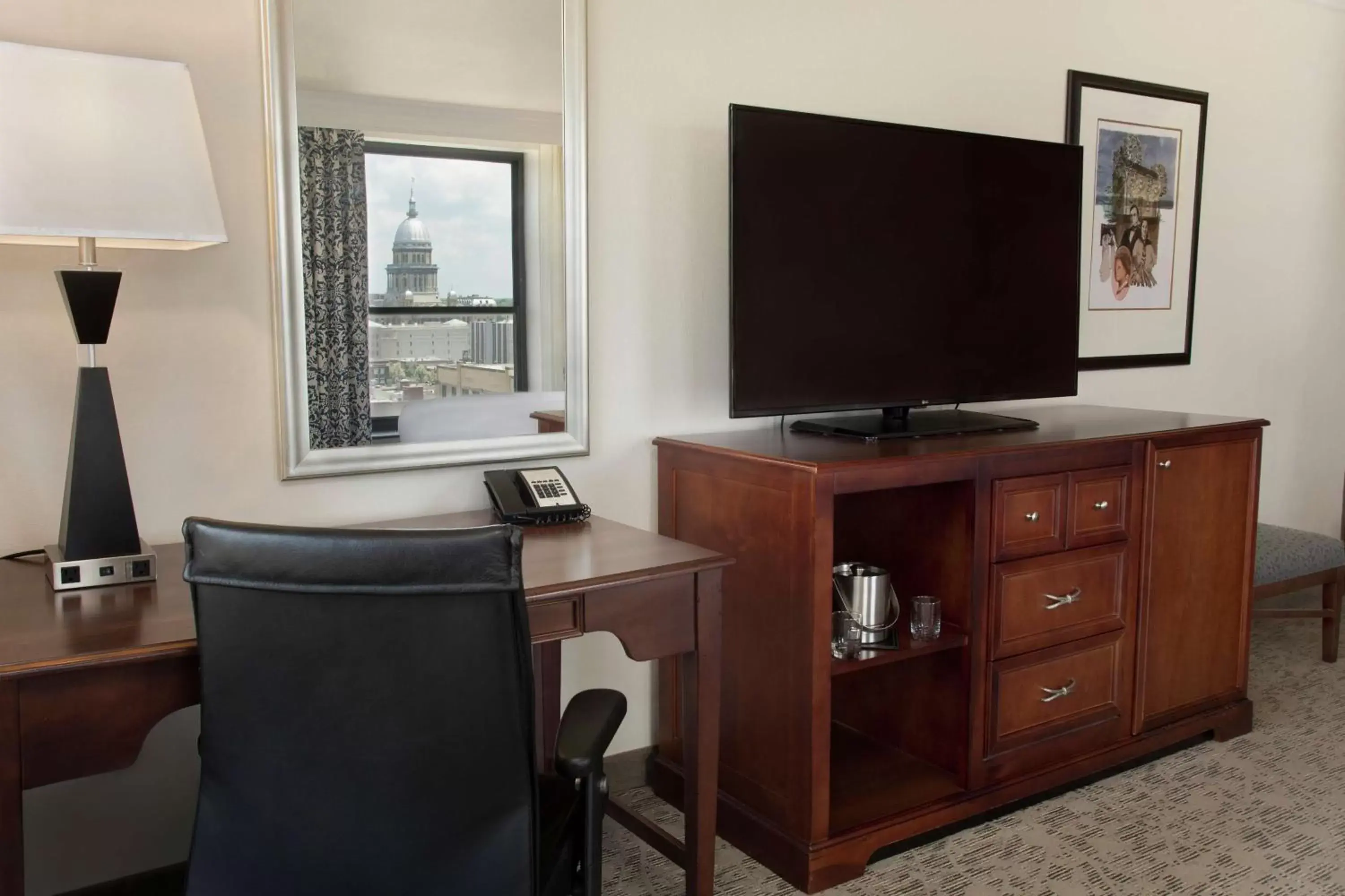 Bedroom, TV/Entertainment Center in President Abraham Lincoln - A Doubletree by Hilton Hotel