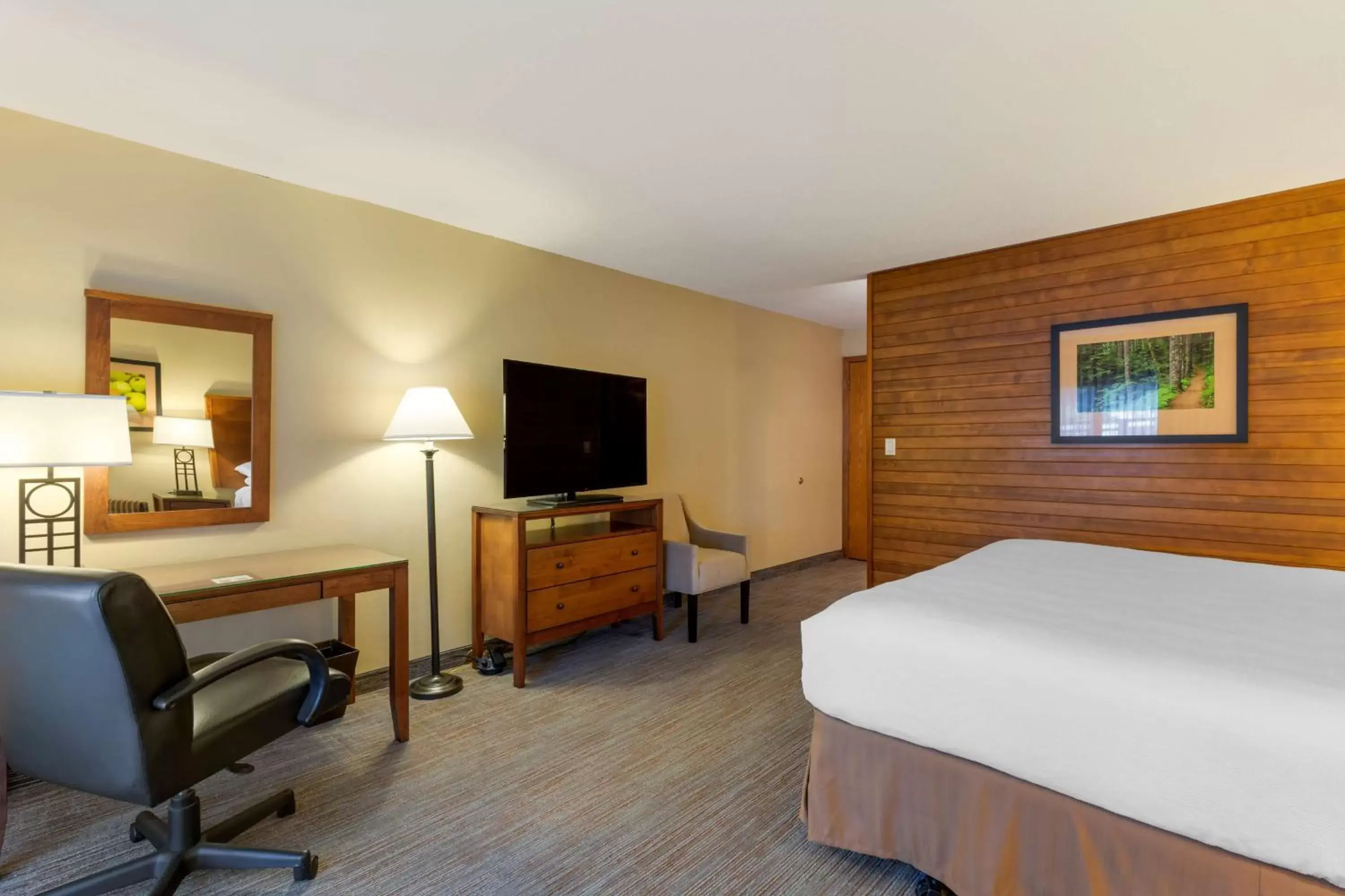 Standard King Room - Pet Friendly by Request in Best Western Plus Hood River Inn