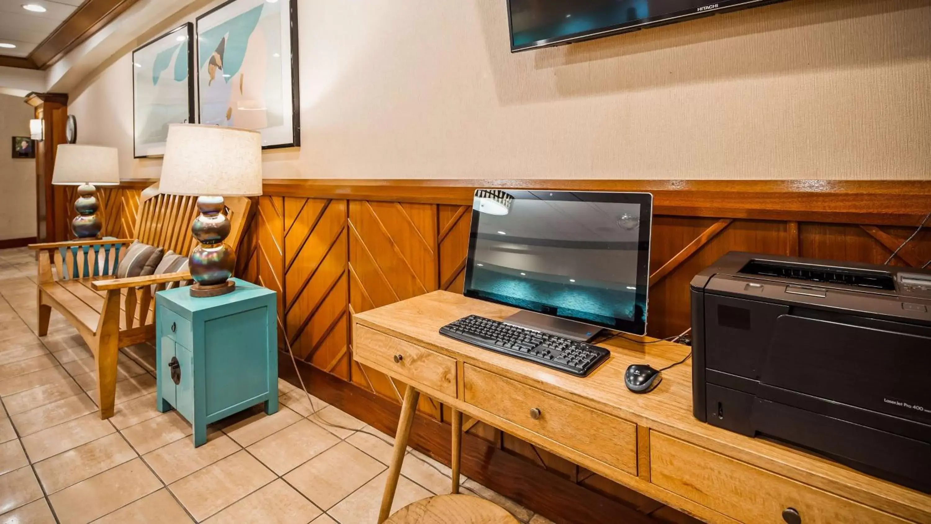 Business facilities, TV/Entertainment Center in Airport Honolulu Hotel