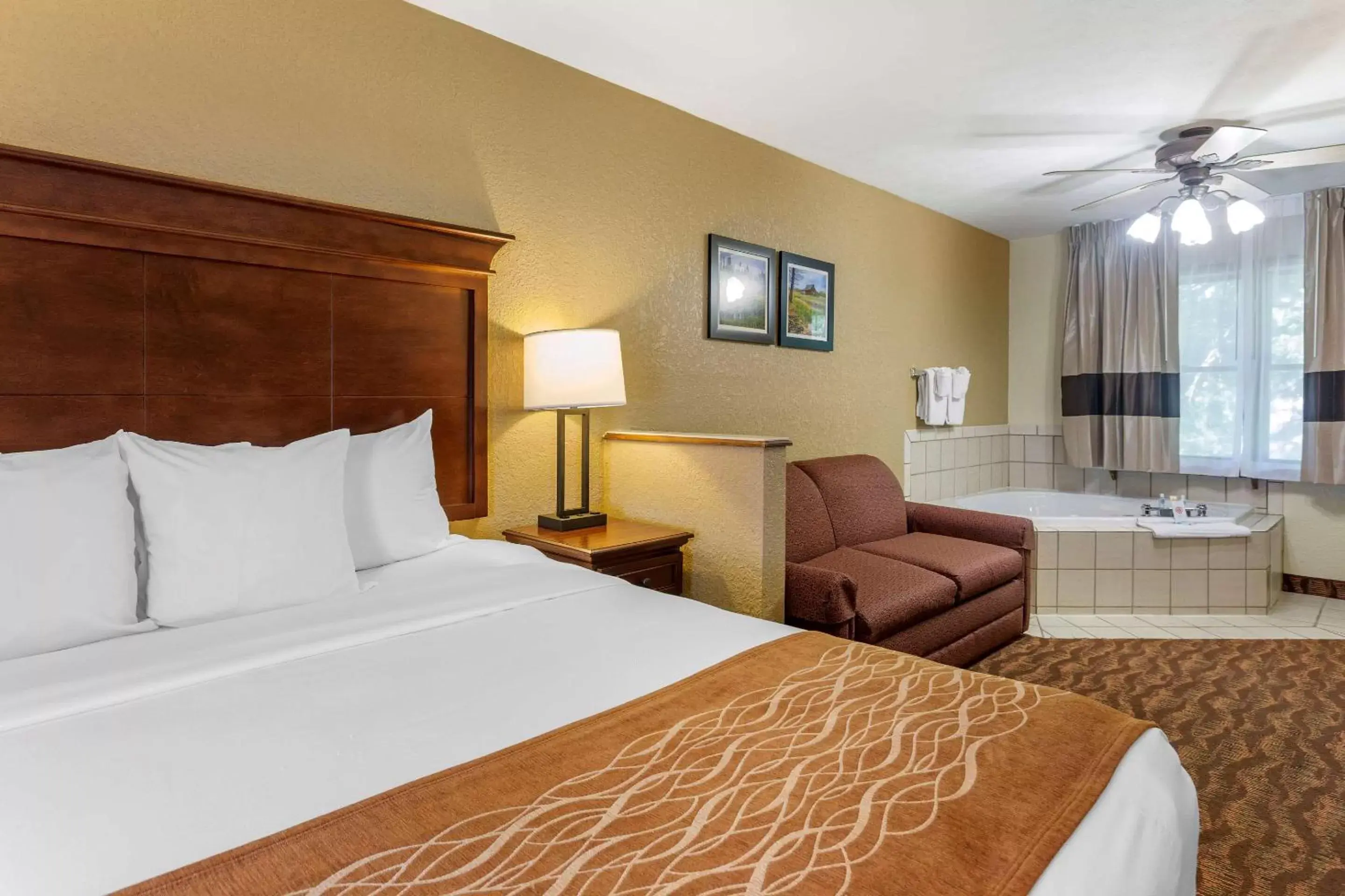 Photo of the whole room, Bed in Comfort Inn & Suites Branson Meadows