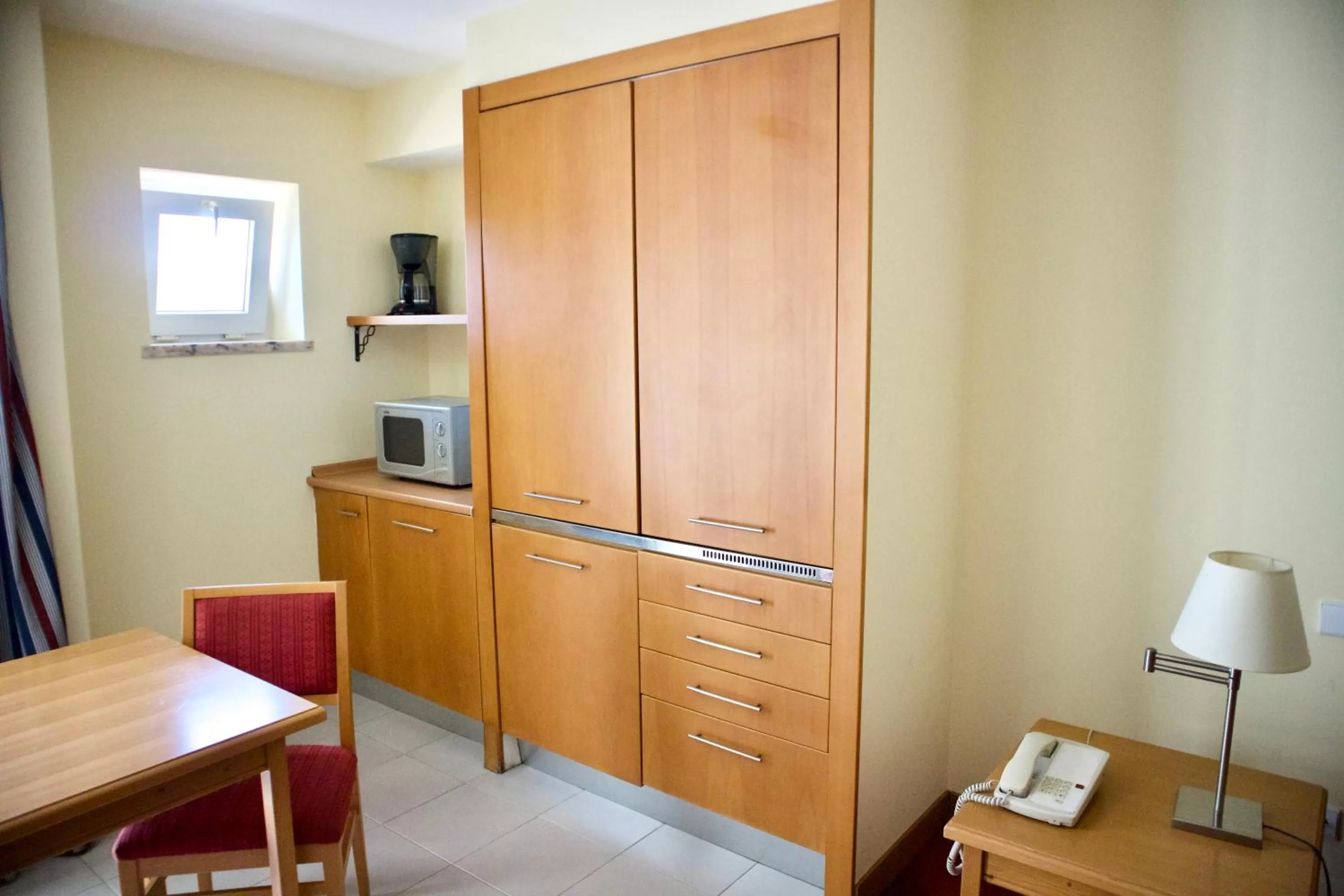 Kitchen or kitchenette in Amazonia Palmela Apartamentos Turisticos