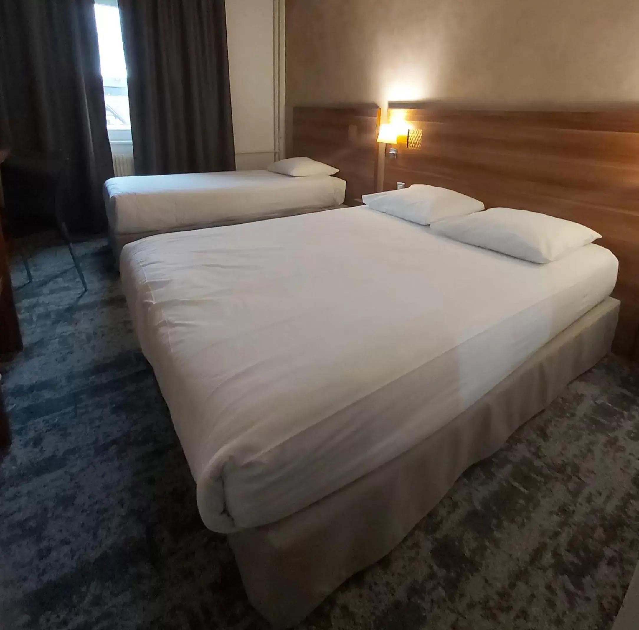 Photo of the whole room, Bed in The Originals Access, Hôtel Colmar Gare (P'tit Dej-Hotel)