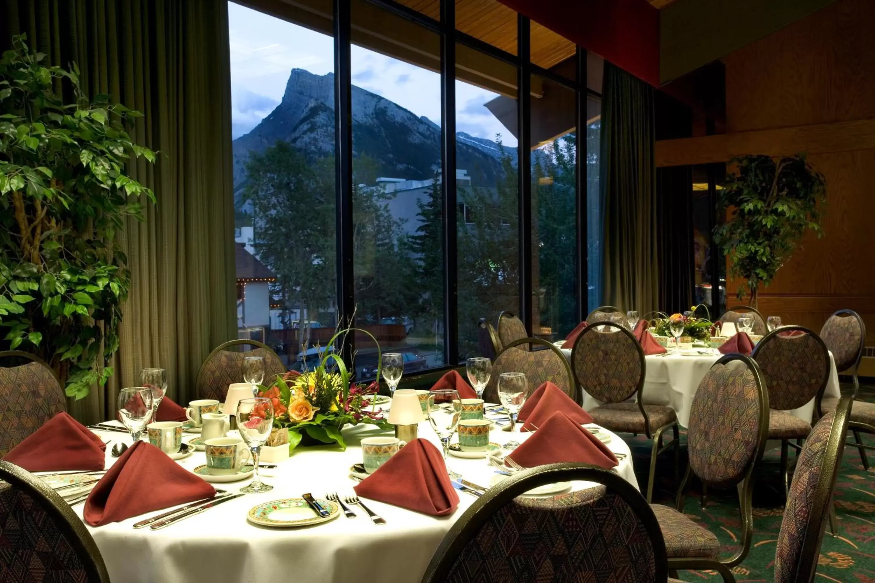 Banquet/Function facilities, Restaurant/Places to Eat in Banff Park Lodge