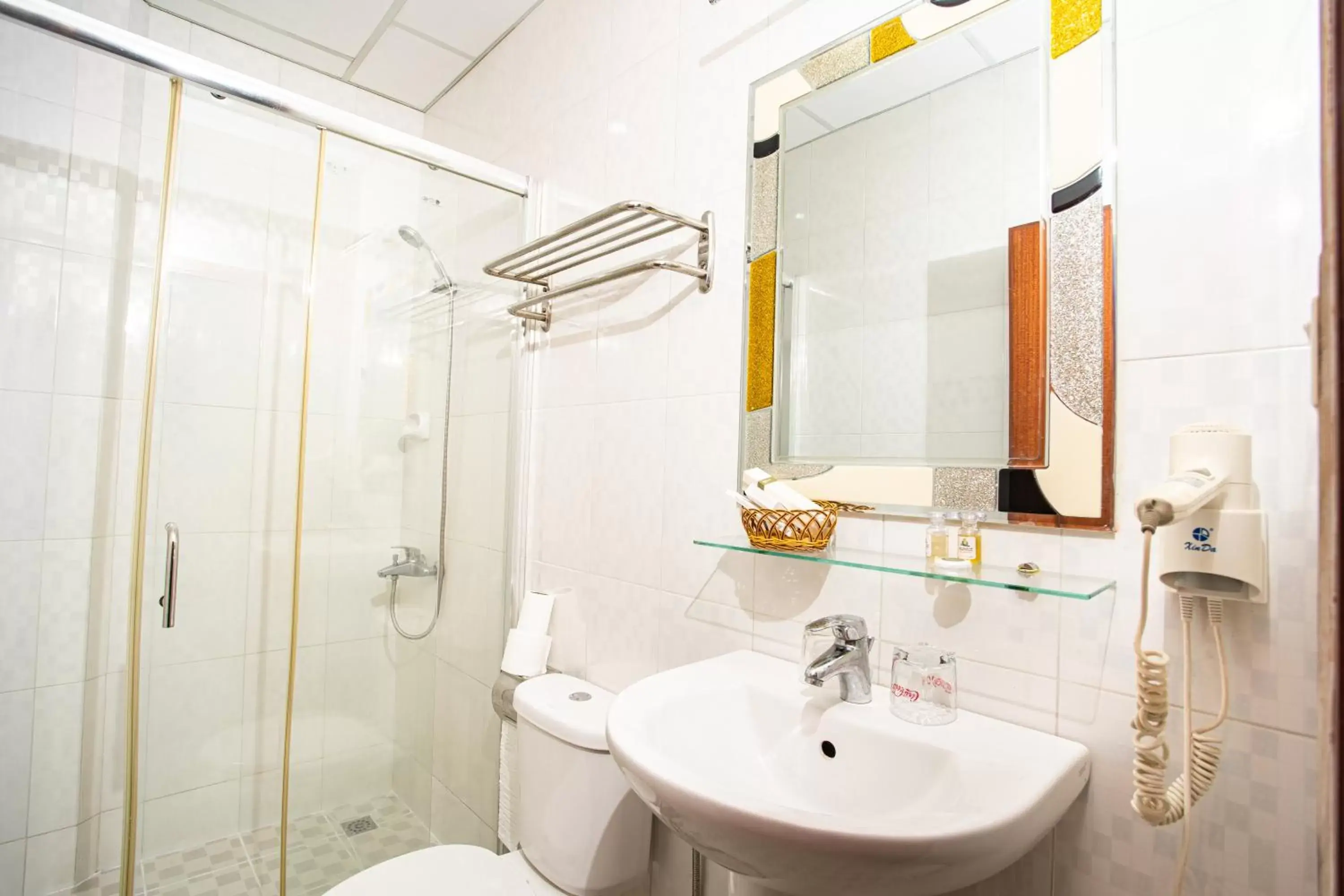 Shower, Bathroom in Silver Mounts Hotel