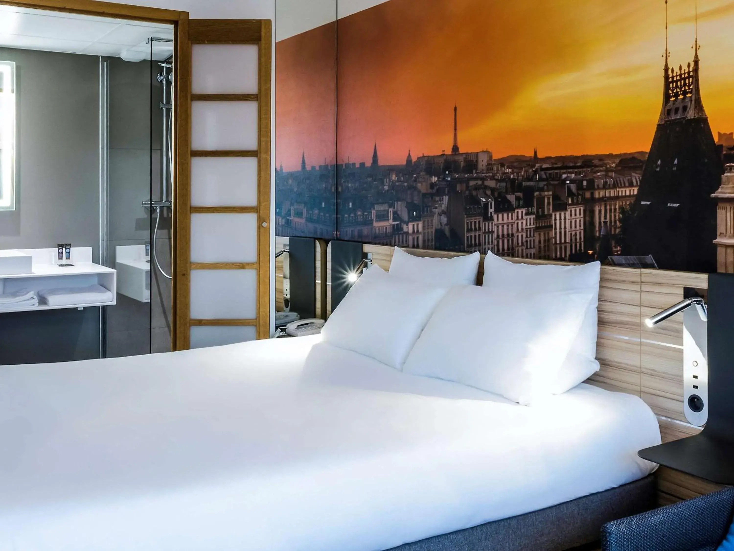 Photo of the whole room, Bed in Novotel Paris 14 Porte d'Orléans