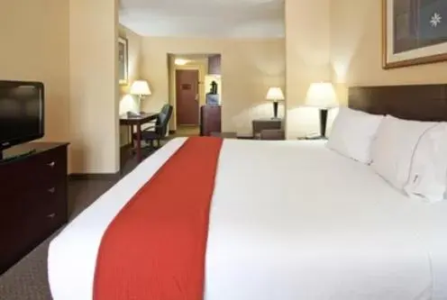 Bedroom, Bed in Holiday Inn Express & Suites Sebring, an IHG Hotel