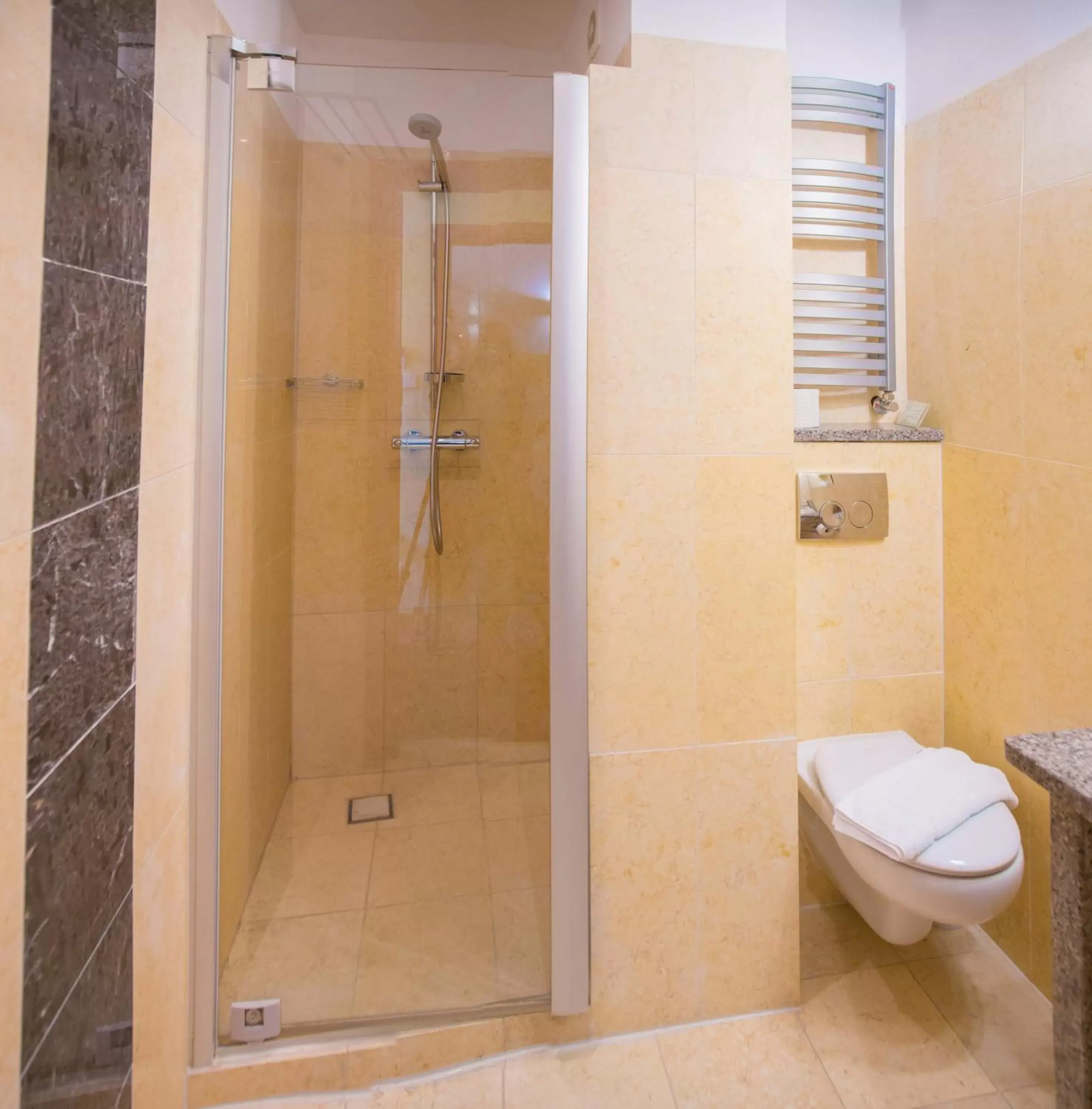 Shower, Bathroom in Hotel Atol