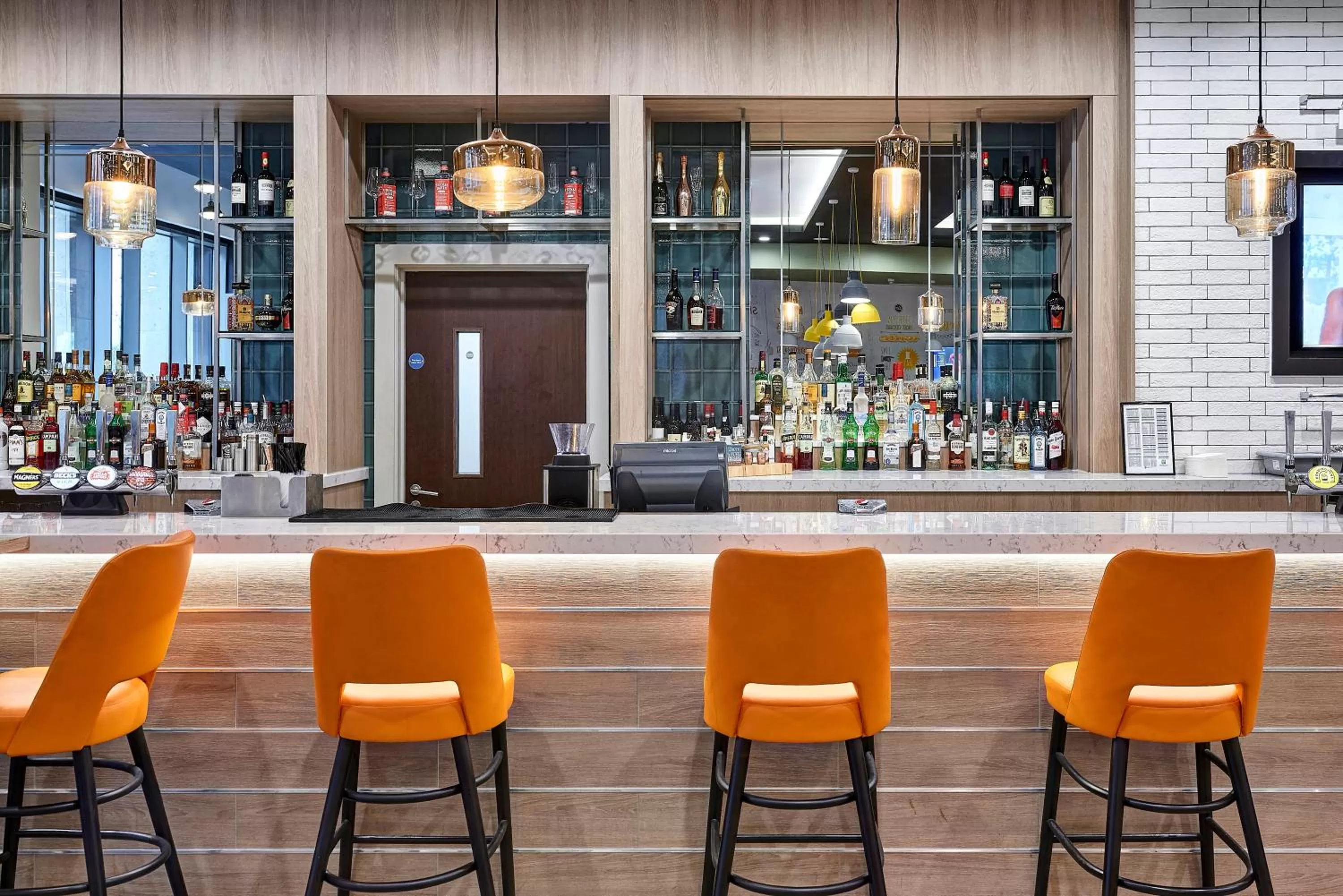 Lounge or bar in Holiday Inn Manchester - City Centre by IHG