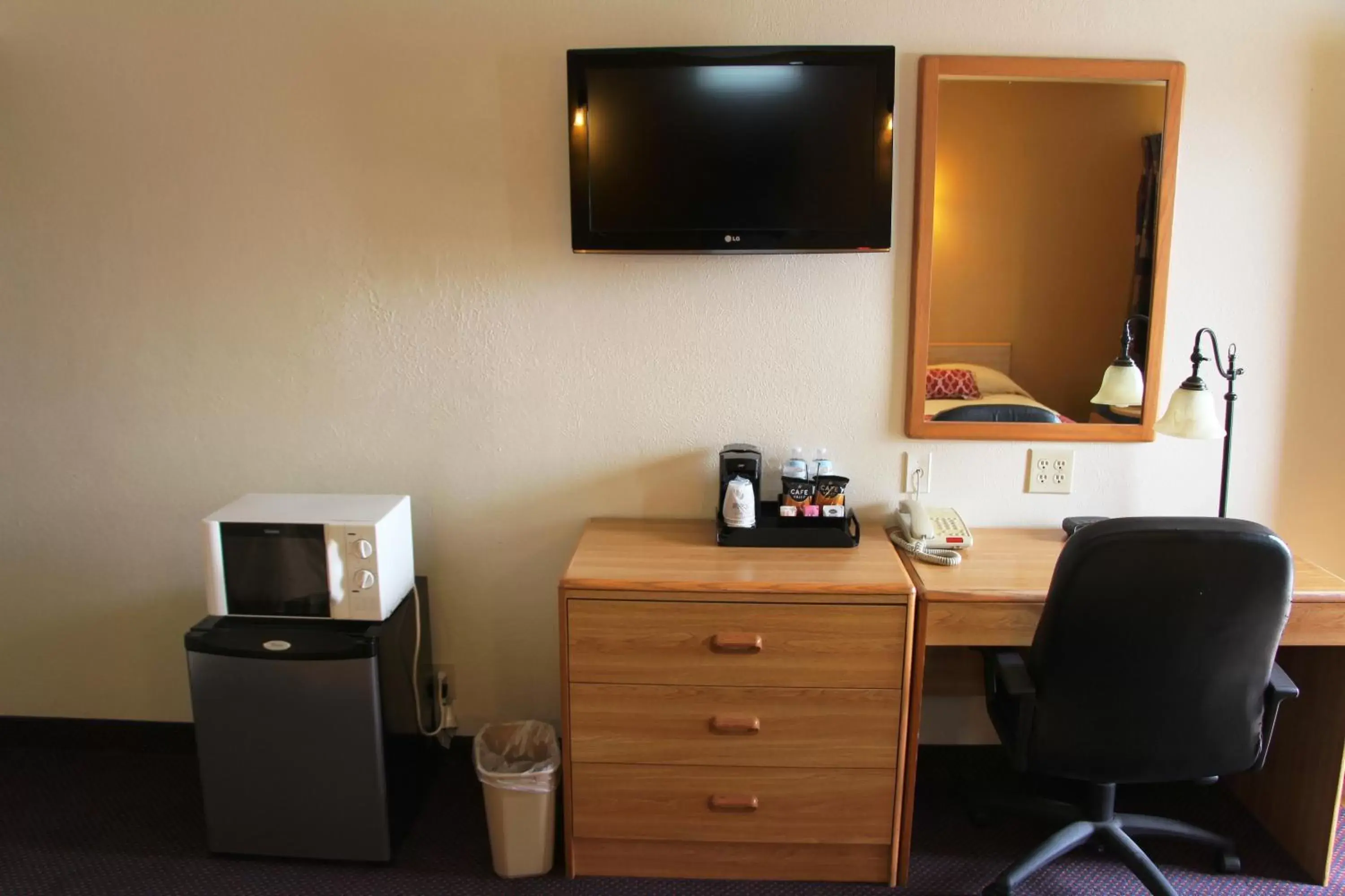 TV and multimedia, TV/Entertainment Center in Western Motel