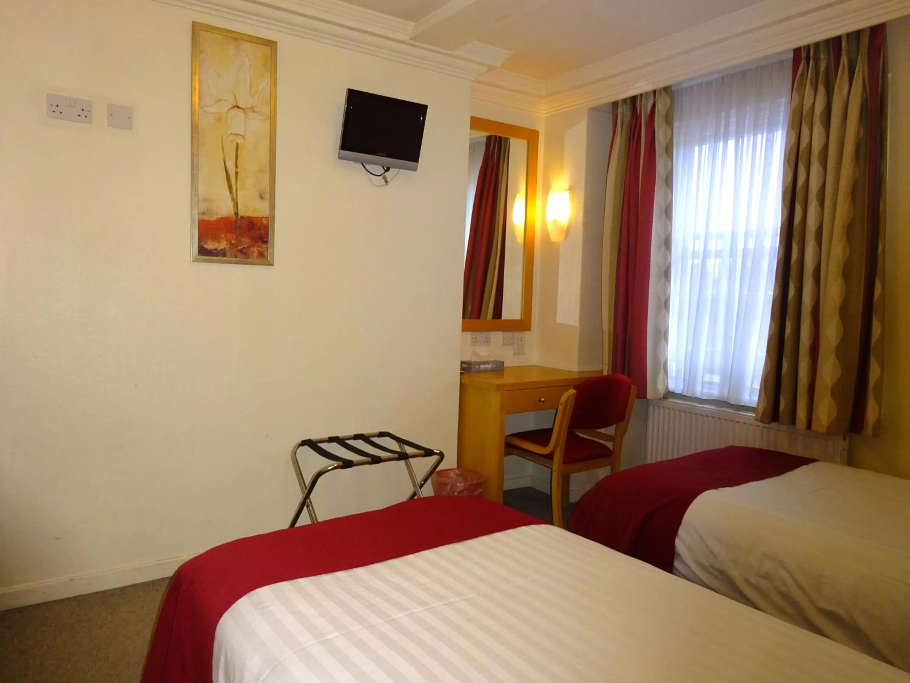 Day, Bed in Americana Hotel