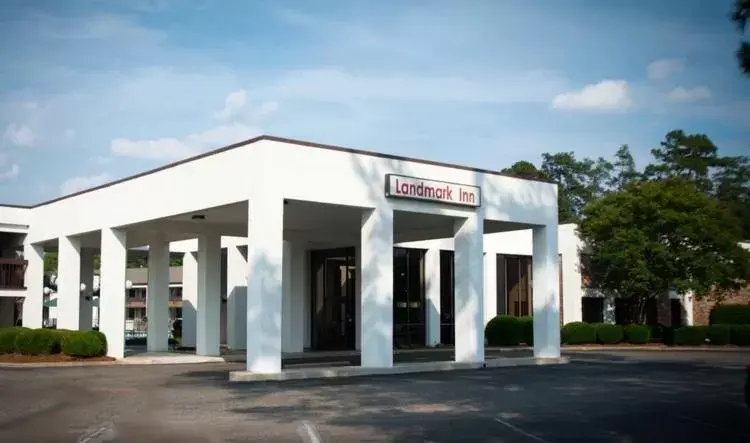 Facade/entrance, Property Building in Landmark Inn