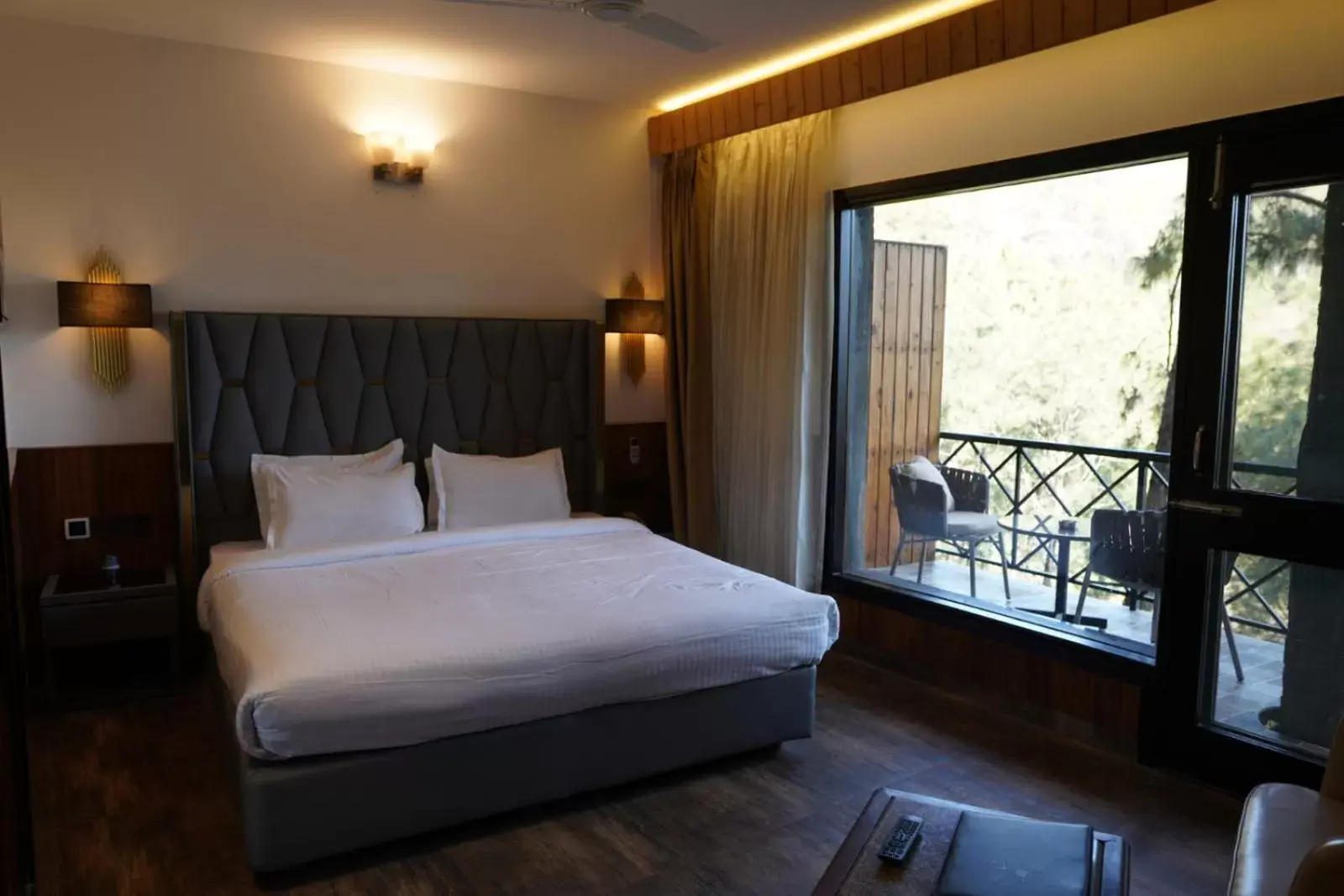 Bedroom, Bed in Kasauli Hills Resort