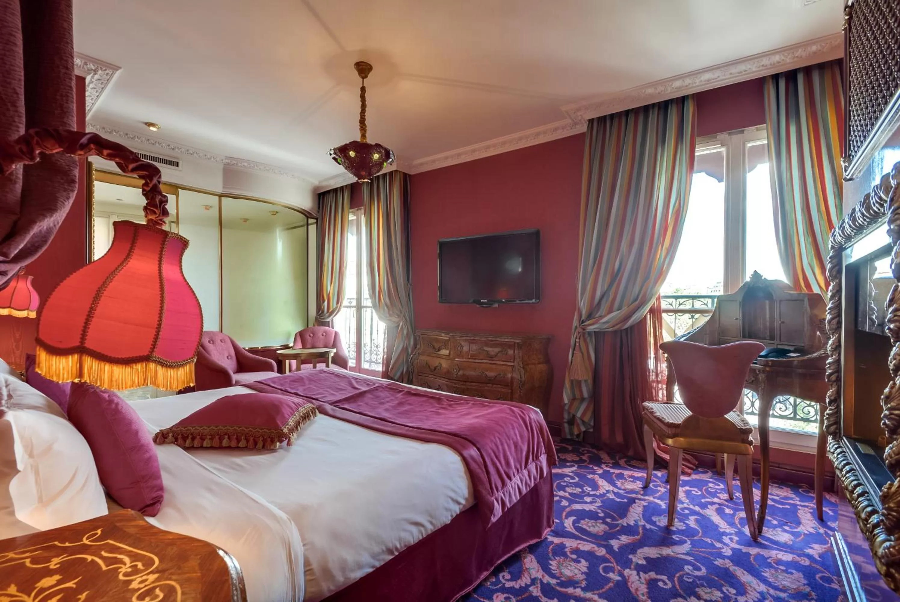 Photo of the whole room, Bed in La Villa Royale