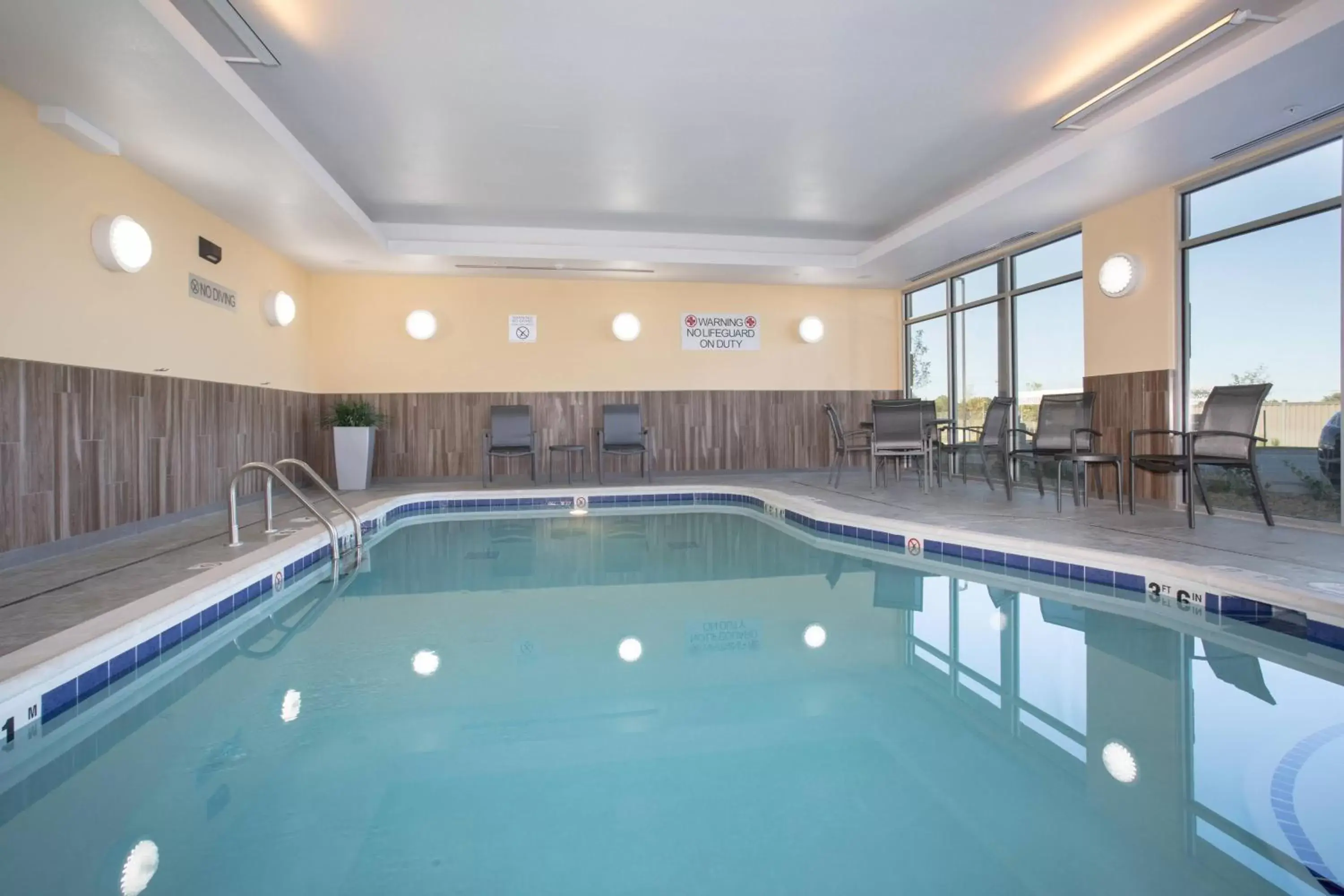 Swimming Pool in Fairfield Inn & Suites by Marriott Burlington