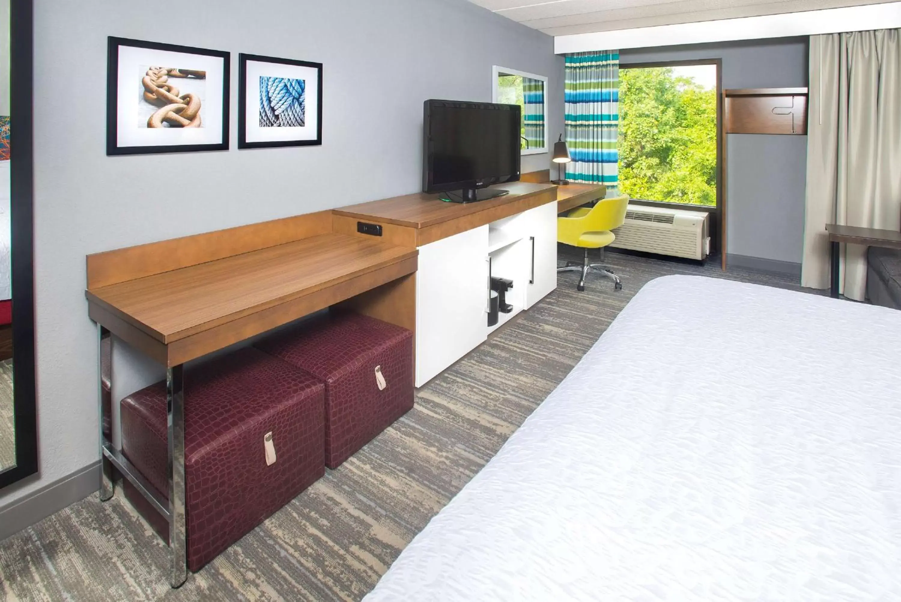 Bedroom, TV/Entertainment Center in Hampton Inn & Suites Annapolis